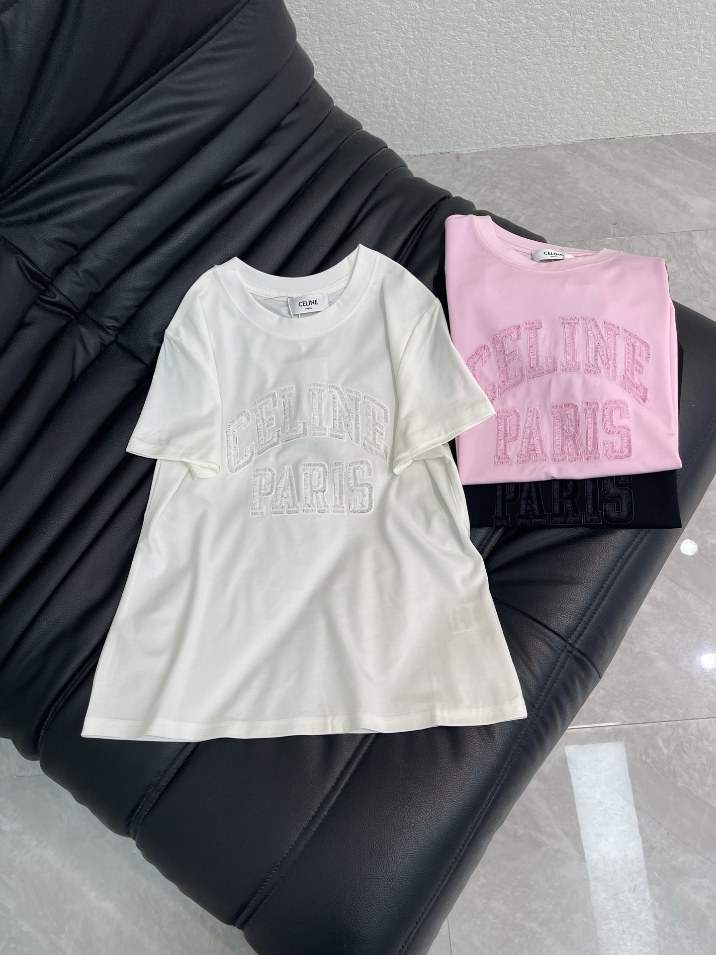 NO:762595,Celin*26 new spring and summer new heavy-duty embroidered letter short-sleeved T-shirt. Made of mercerized cotton fabric with soft and delicate texture, simple and versatile, and age-reducing temperament!  The fit is slim and the effect is comfortable and good-looking!  Very suitable for summer wear. S-XXL A,,celine,T-shirt,tees,t-shirt,19860909Celin*26春夏新款重工刺绣字母短袖T恤.采用丝光棉面料质感柔软细腻,简约百搭,减龄气质！版型修身上身效果舒适好看！非常适合夏日穿着.S-XXL A,,celine,T-shirt,tees，t-shirt,,Women's clothing