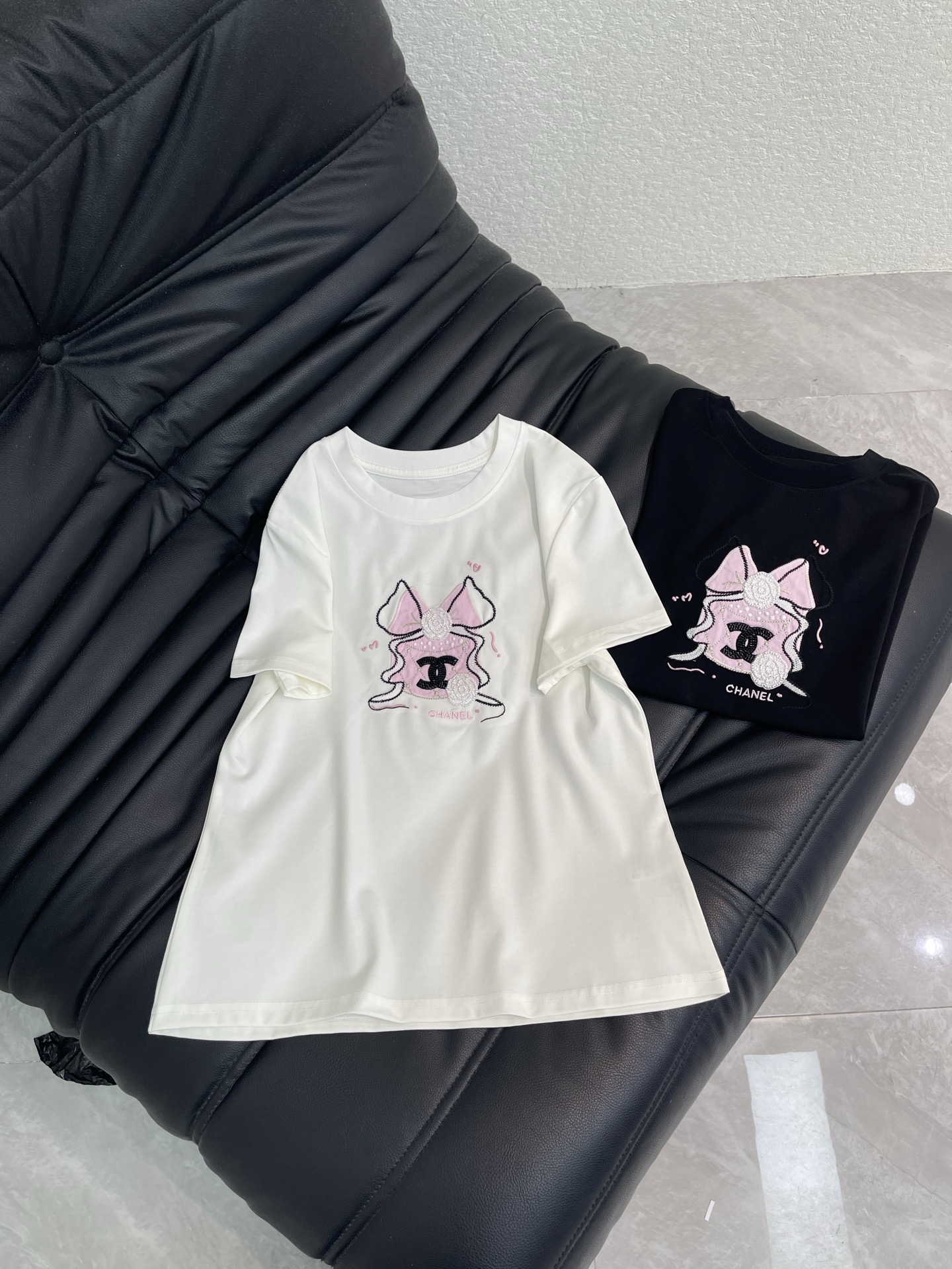 NO:762604,Chane*26 new spring and summer pink bow embroidered short-sleeved T-shirt. It is made of mercerized cotton fabric with soft and delicate texture, simple and versatile, and has an age-reducing temperament!  The fit is slim and the effect is comfortable and good-looking!  Very suitable for summer wear.S-XXL A,,chanel,T-shirt,tees,t-shirt,19860909Chane*26春夏新款粉色蝴蝶结刺绣短袖T恤.采用丝光棉面料质感柔软细腻,简约百搭,减龄气质！版型修身上身效果舒适好看！非常适合夏日穿着.S-XXL A,,chanel,T-shirt,tees，t-shirt,,Women's clothing