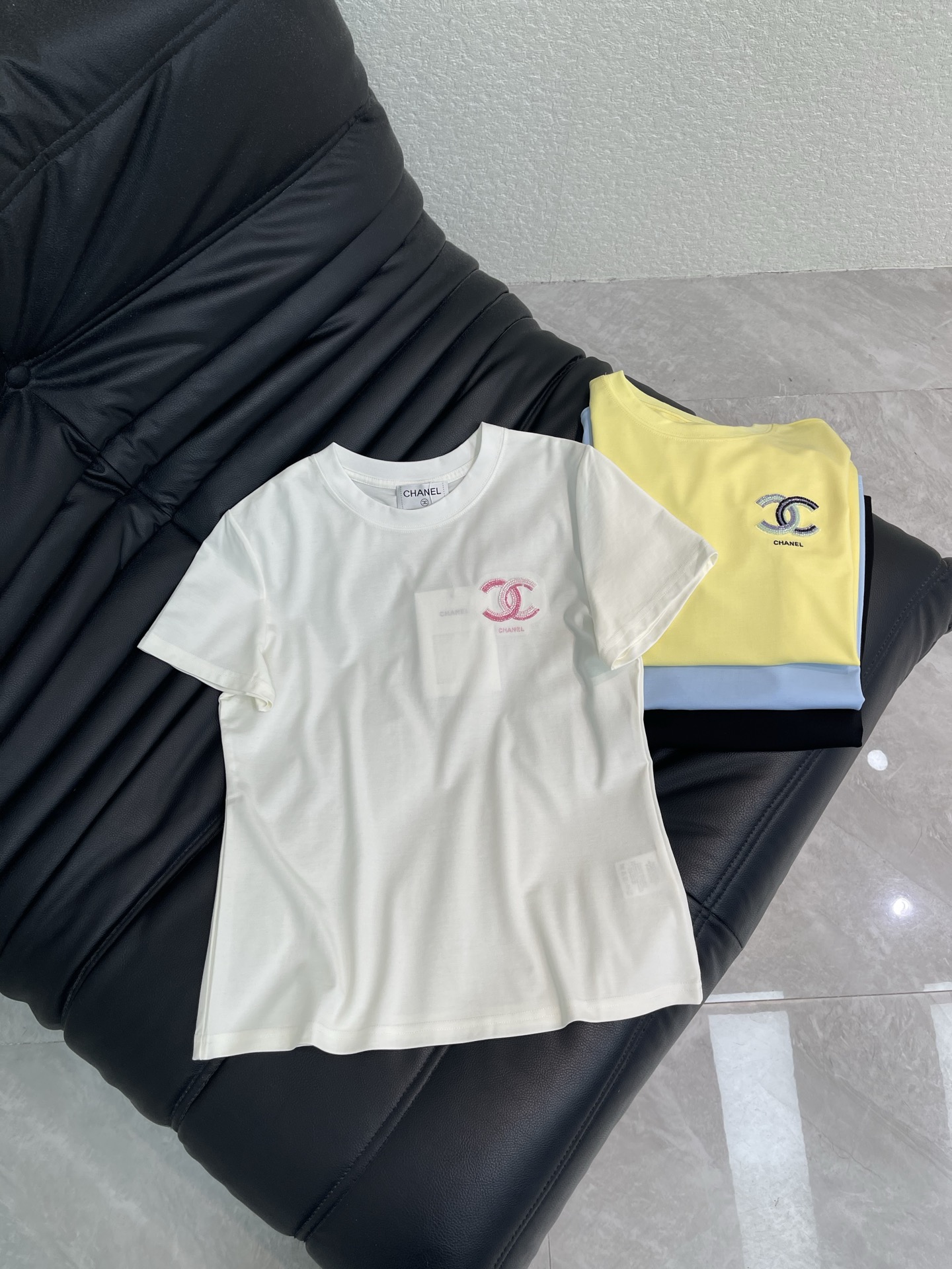 NO:762601,Chane*26 new spring and summer double C beaded letter heavy-duty short-sleeved T-shirt. Made of mercerized cotton fabric with soft and delicate texture, simple and versatile, and age-reducing temperament!  The fit is slim and the effect is comfortable and good-looking!  Very suitable for summer wear.S-XXL A,,chanel,T-shirt,tees,t-shirt,19860909Chane*26春夏新款双C钉珠字母重工短袖T恤.采用丝光棉面料质感柔软细腻,简约百搭,减龄气质！版型修身上身效果舒适好看！非常适合夏日穿着.S-XXL A,,chanel,T-shirt,tees，t-shirt,,Women's clothing