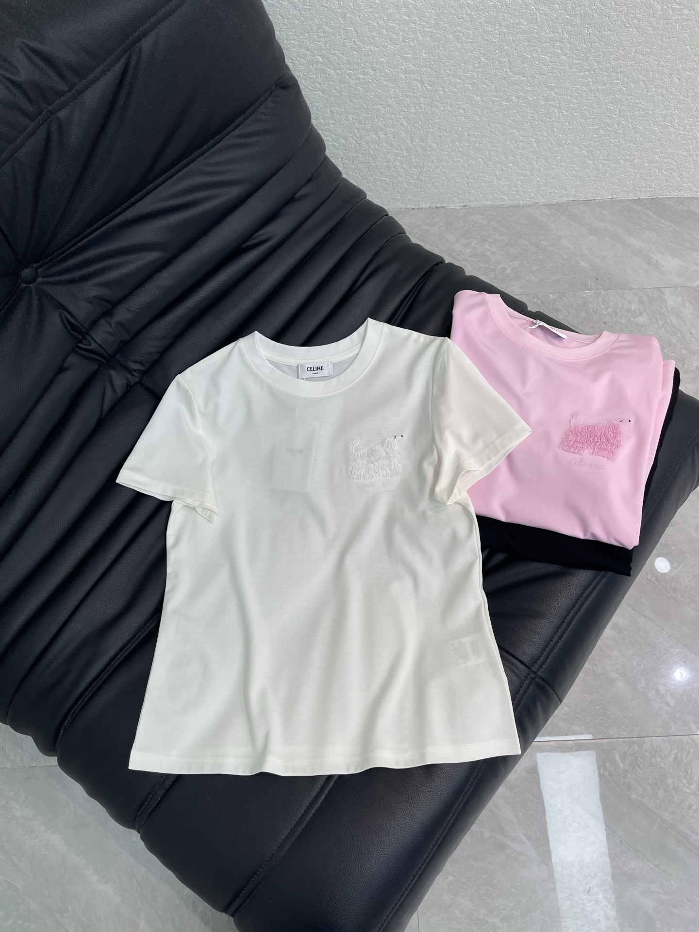 NO:762599,Celin*26 new spring and summer embroidered lamb tassel short-sleeved T-shirt. It is made of mercerized cotton fabric with soft and delicate texture, simple and versatile, and has an age-reducing temperament!  The fit is slim and the effect is comfortable and good-looking!  Very suitable for summer wear. S-XXL,,celine,T-shirt,tees,t-shirt,19860909Celin*26春夏新款刺绣小羊流苏短袖T恤.采用丝光棉面料质感柔软细腻,简约百搭,减龄气质！版型修身上身效果舒适好看！非常适合夏日穿着.S-XXL,,celine,T-shirt,tees，t-shirt,,Women's clothing