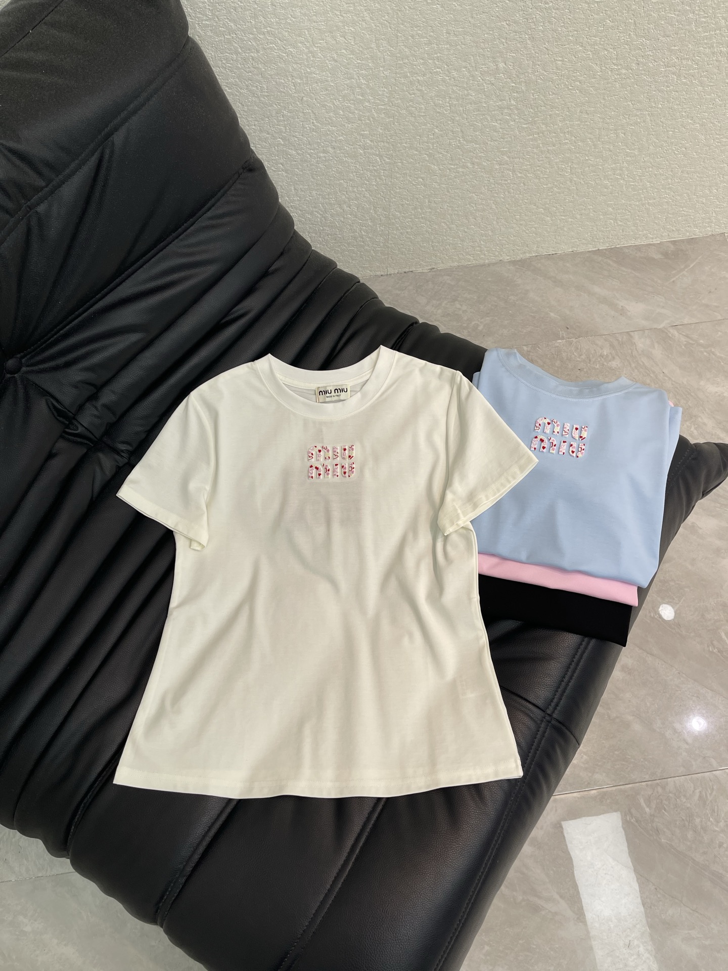 NO:762597,Miumi*26 new spring and summer love toothbrush embroidered letters heavy industry short-sleeved T-shirt. Made of mercerized cotton fabric with soft and delicate texture, simple and versatile, and age-reducing temperament!  The fit is slim and the effect is comfortable and good-looking!  Very suitable for summer wear. S-XXL,,miumiu,T-shirt,tees,t-shirt,19860909Miumi*26春夏新款爱心牙刷绣字母重工短袖T恤.采用丝光棉面料质感柔软细腻,简约百搭,减龄气质！版型修身上身效果舒适好看！非常适合夏日穿着.S-XXL,,miumiu,T-shirt,tees，t-shirt,,Women's clothing