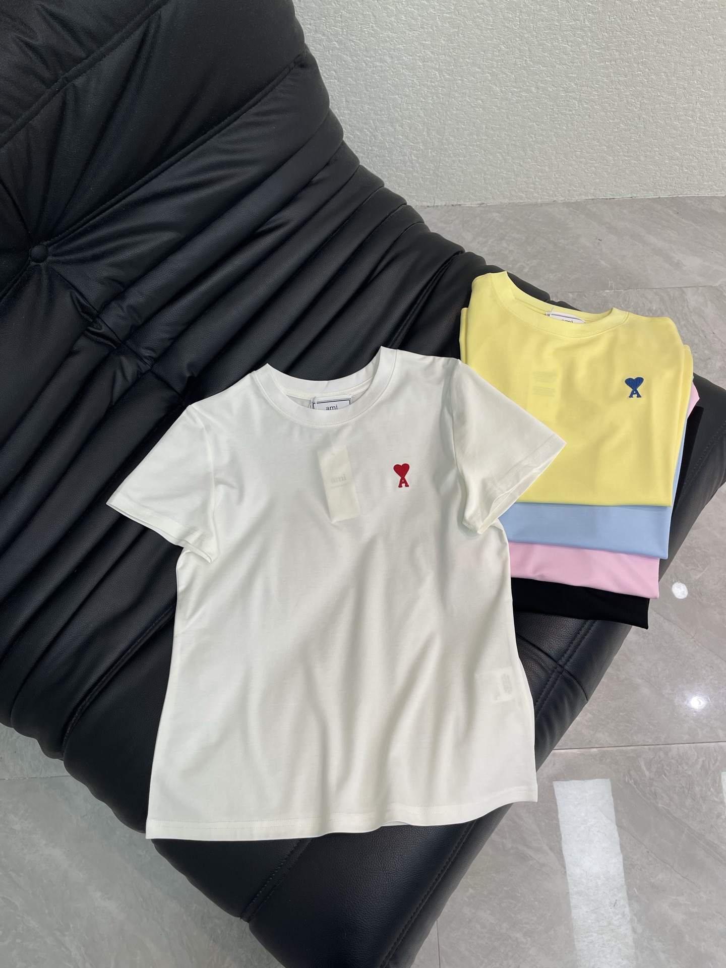 NO:762593,Ami*26 new spring and summer new heavy industry love embroidered short-sleeved T-shirt. It is made of mercerized cotton fabric with soft and delicate texture, simple and versatile, and has an age-reducing temperament!  The fit is slim and the effect is comfortable and good-looking!  Very suitable for summer wear.S-XXL,,T-shirt,tees,t-shirt,19860909Ami*26春夏新款重工爱心刺绣短袖T恤.采用丝光棉面料质感柔软细腻,简约百搭,减龄气质！版型修身上身效果舒适好看！非常适合夏日穿着.S-XXL,,T-shirt,tees，t-shirt,,Women's clothing