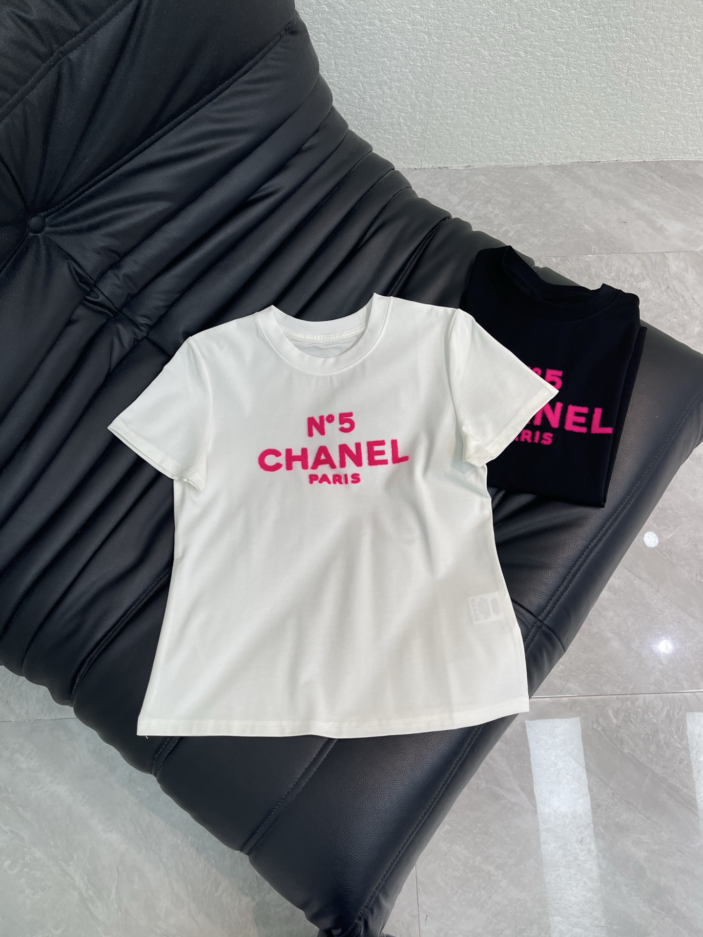 NO:762610,Chane*26 new spring and summer rose red flocked letter short-sleeved T-shirt. It is made of mercerized cotton fabric with soft and delicate texture, simple and versatile, and has an age-reducing temperament!  The fit is slim and the effect is comfortable and good-looking!  Very suitable for summer wear.S-XXL A,,chanel,T-shirt,tees,t-shirt,19860909Chane*26春夏新款玫红植绒字母短袖T恤.采用丝光棉面料质感柔软细腻,简约百搭,减龄气质！版型修身上身效果舒适好看！非常适合夏日穿着.S-XXL A,,chanel,T-shirt,tees，t-shirt,,Women's clothing