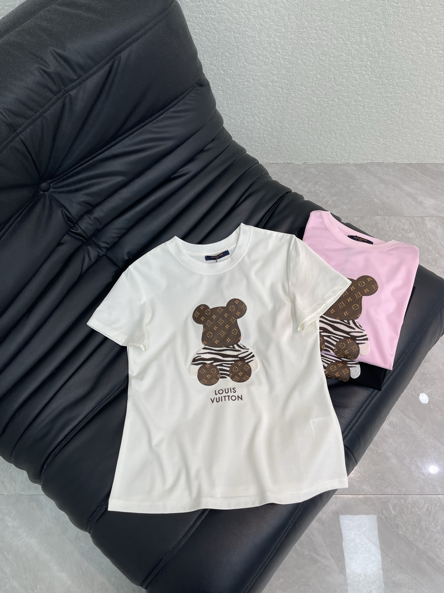 NO:762608,Louis Vuitto*26 new spring and summer new heavy-duty toothbrush embroidered bear old flower embroidered letters short-sleeved T-shirt. Made of mercerized cotton fabric, the texture is soft and delicate, simple and versatile, and has an age-reducing temperament!  The fit is slim and the effect is comfortable and good-looking!  Very suitable for summer wear.S-XXL A,,louis vuitton,T-shirt,tees,t-shirt,19860909Louis Vuitto*26春夏新款重工牙刷绣小熊老花刺绣字母短袖T恤.采用丝光棉面料质感柔软细腻,简约百搭,减龄气质！版型修身上身效果舒适好看！非常适合夏日穿着.S-XXL A,,louis vuitton,T-shirt,tees，t-shirt,,Women's clothing