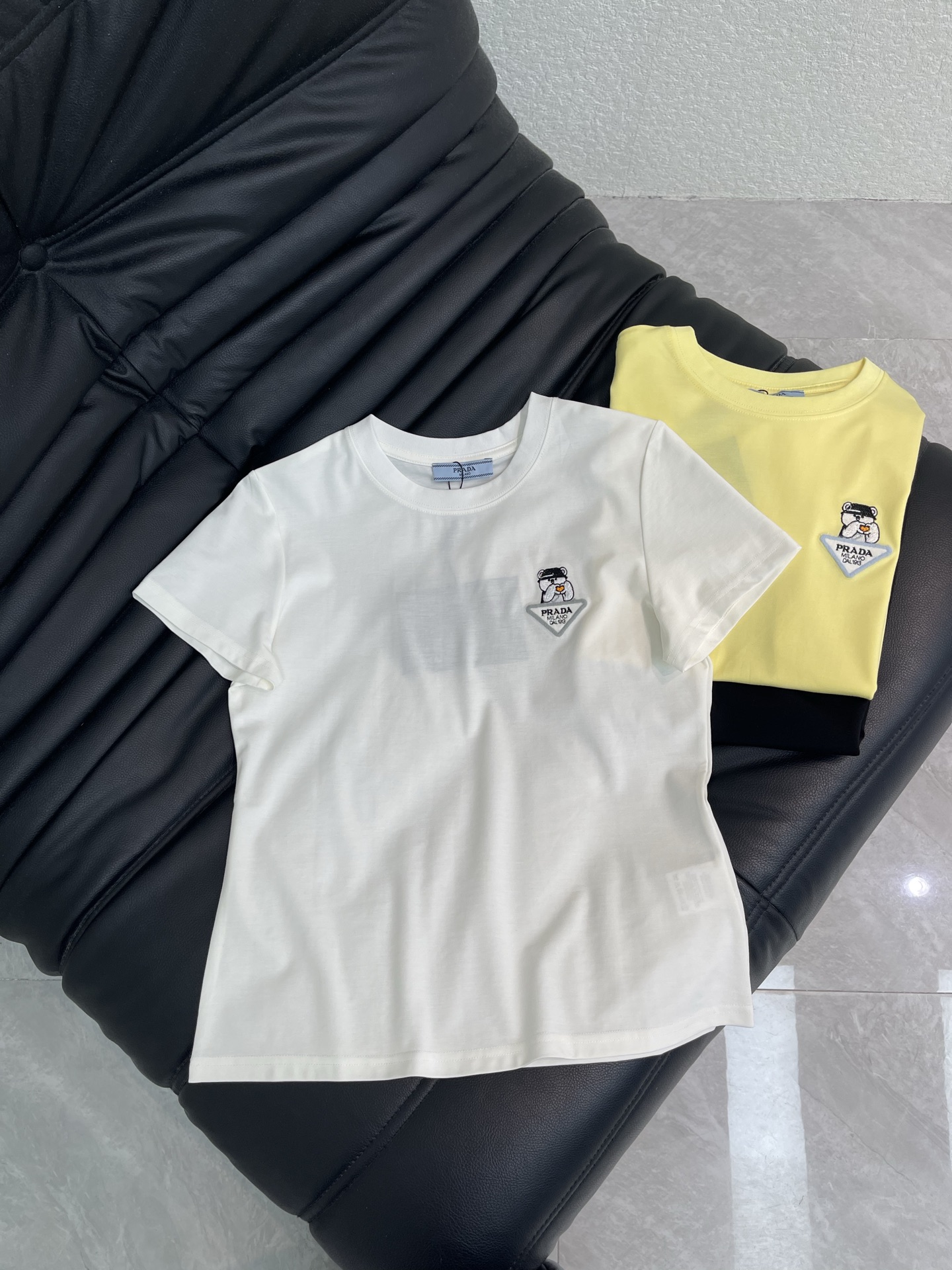 NO:762606,PRAD*26 new spring and summer short-sleeved T-shirt with triangle bear embroidery. It is made of mercerized cotton fabric with soft and delicate texture, simple and versatile, and has an age-reducing temperament!  The fit is slim and the effect is comfortable and good-looking!  Very suitable for summer wear. S-XXL, prada, T-shirt, tees, t-shirt,19860909PRAD*26春夏新款三角小熊刺绣短袖T恤.采用丝光棉面料质感柔软细腻,简约百搭,减龄气质！版型修身上身效果舒适好看！非常适合夏日穿着.S-XXL,,prada,T-shirt,tees，t-shirt,,Women's clothing