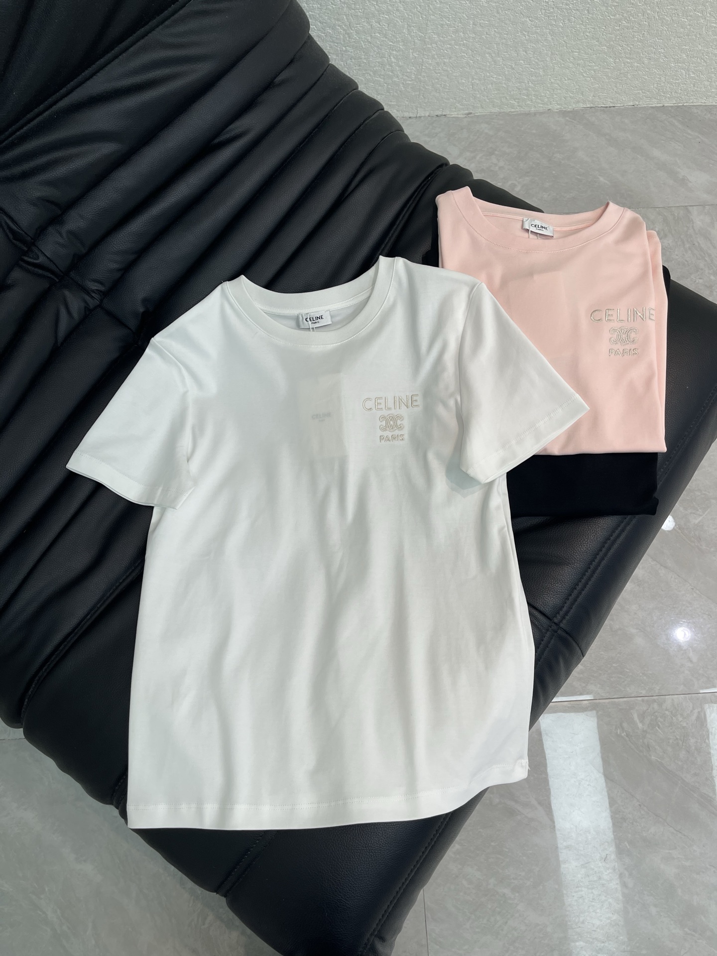 NO:792748,Celin*26 new spring and summer round neck embroidered letter logo short-sleeved T-shirt. Customized YB mercerized cotton material, breathable and comfortable, full of texture, regular short-sleeved shirt cut, processed by embroidery process, with the Arc de Triomphe embroidered logo decoration outlined on the chest to enhance brand recognition. The versatile style is simple and durable, inclusive and body-modifying, and can be worn casually and fashionably in daily wear. SML,,celine,T-shirt,tees,t-shirt,19860909Celin*26春夏新款圆领刺绣字母徽标短袖T恤.定制YB丝光棉材质,透气舒适,质感十足,常规短袖恤剪裁,利用刺绣工艺处理,胸前勾勒出凯旋门刺绣徽标装饰,加强品牌辨识度,百搭款式简约耐看,包容修饰身材,日常穿搭松弛时髦.SML,,celine,T-shirt,tees，t-shirt,,Women's clothing
