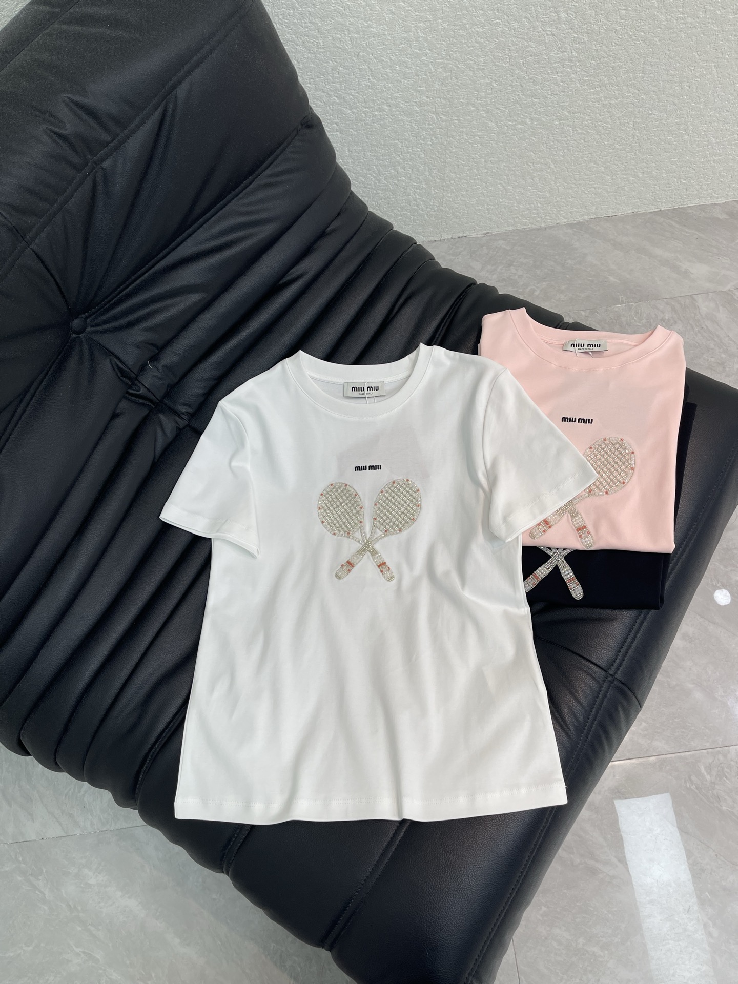 NO:792750,Miumi*26 spring and summer new product heavy industry hand-beaded tennis racket embroidered letter short-sleeved T-shirt. Customized YB mercerized cotton material, fine texture, comfortable and breathable, slim-fitting short-sleeved tailoring, slim fit and slim fit, hand-made beading technology is used to outline the tennis racket pattern on the chest, rich colors, echoing the brand style, fashionable temperament. Black and white pink SML A,, miumiu, T-shirt, tees, t-shirt,19860909Miumi*26春夏新品重工手工钉珠网球拍刺绣字母短袖T恤.定制YB丝光棉材质,质感细腻,舒适透气,修身短袖裁剪,穿搭修身显瘦,胸前以手工珠片工艺勾勒出网球拍图案,色彩丰富,品牌格调呼应,气质时髦.黑白粉 SML A,,miumiu,T-shirt,tees，t-shirt,,Women's clothing