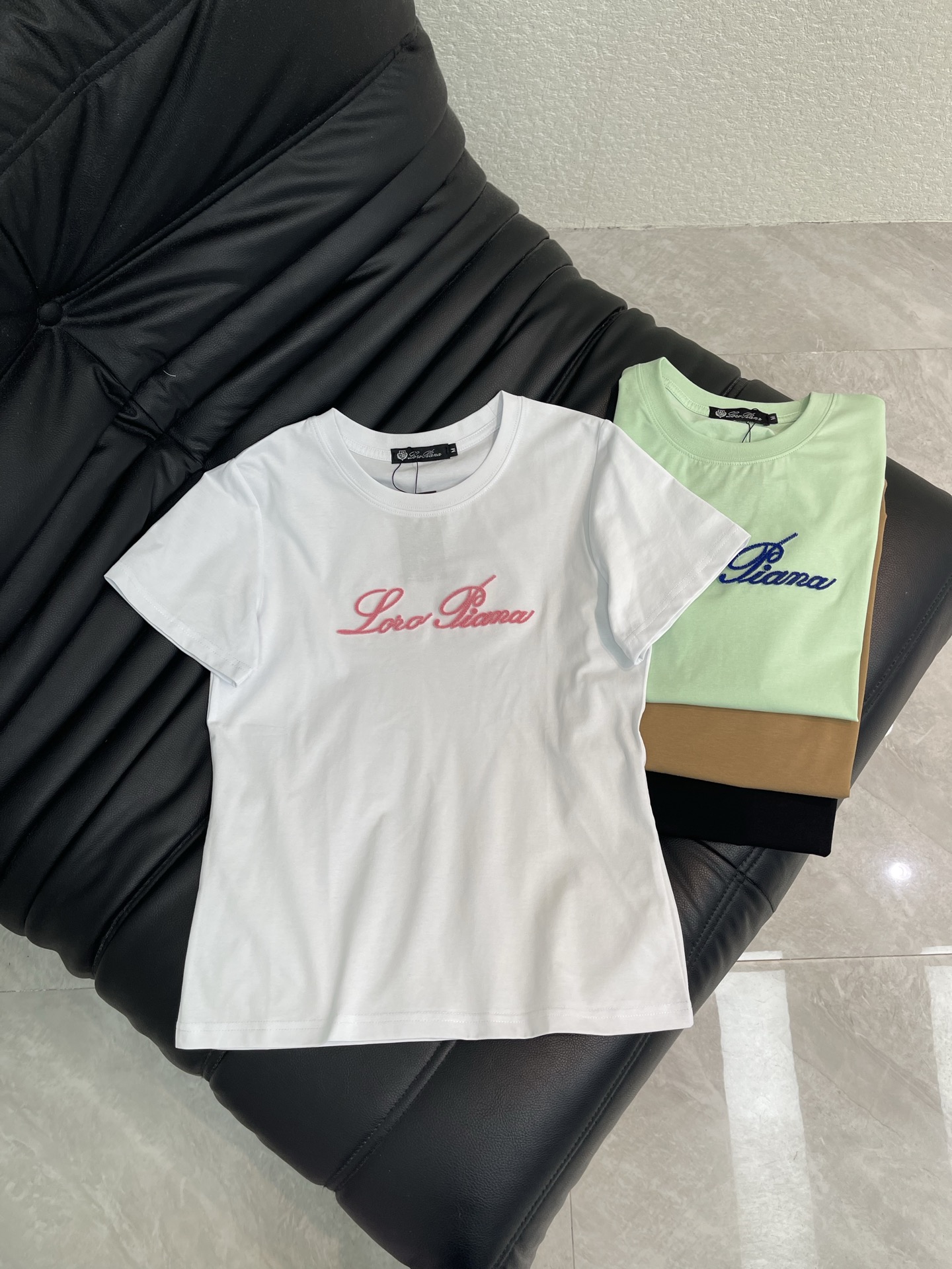 NO:792194,120Loro ian*L26 new spring and summer toothbrush embroidered three-dimensional letter logo design color-blocked round neck short-sleeved T-shirt. The fabric is made of 190g DuPont Salona fabric, mercerized, soft and delicate to the touch, skin-friendly and soft, comfortable stretch recovery, good moisture absorption and perspiration, not easy to wrinkle, slim version to highlight the figure, high-quality craftsmanship showing letter pattern decoration, retro and fashionable, not picky about body shape, versatile and evergreen, quality depends on the details!  Color White Green Khaki Black Size M-XXL A,,loro piana,loro piana,T-shirt,tees,t-shirt,19860909120Loro ian*L26春夏新款牙刷绣立体字母logo设计拼色圆领短袖T恤.面料采用190g杜邦索罗娜面料 丝光处理 手感柔软细腻 亲肤柔软 舒适的拉伸回复性好 良好的吸湿排汗性强 不易皱 修身版型特显身材 高品质工艺呈现出字母图案装饰 复古时髦 不挑身材 百搭常青款 品质看细节！ 颜色白色 绿色 卡其 黑色 尺码M-XXL A,,loro piana,loro piana,T-shirt,tees，t-shirt,,Women's clothing