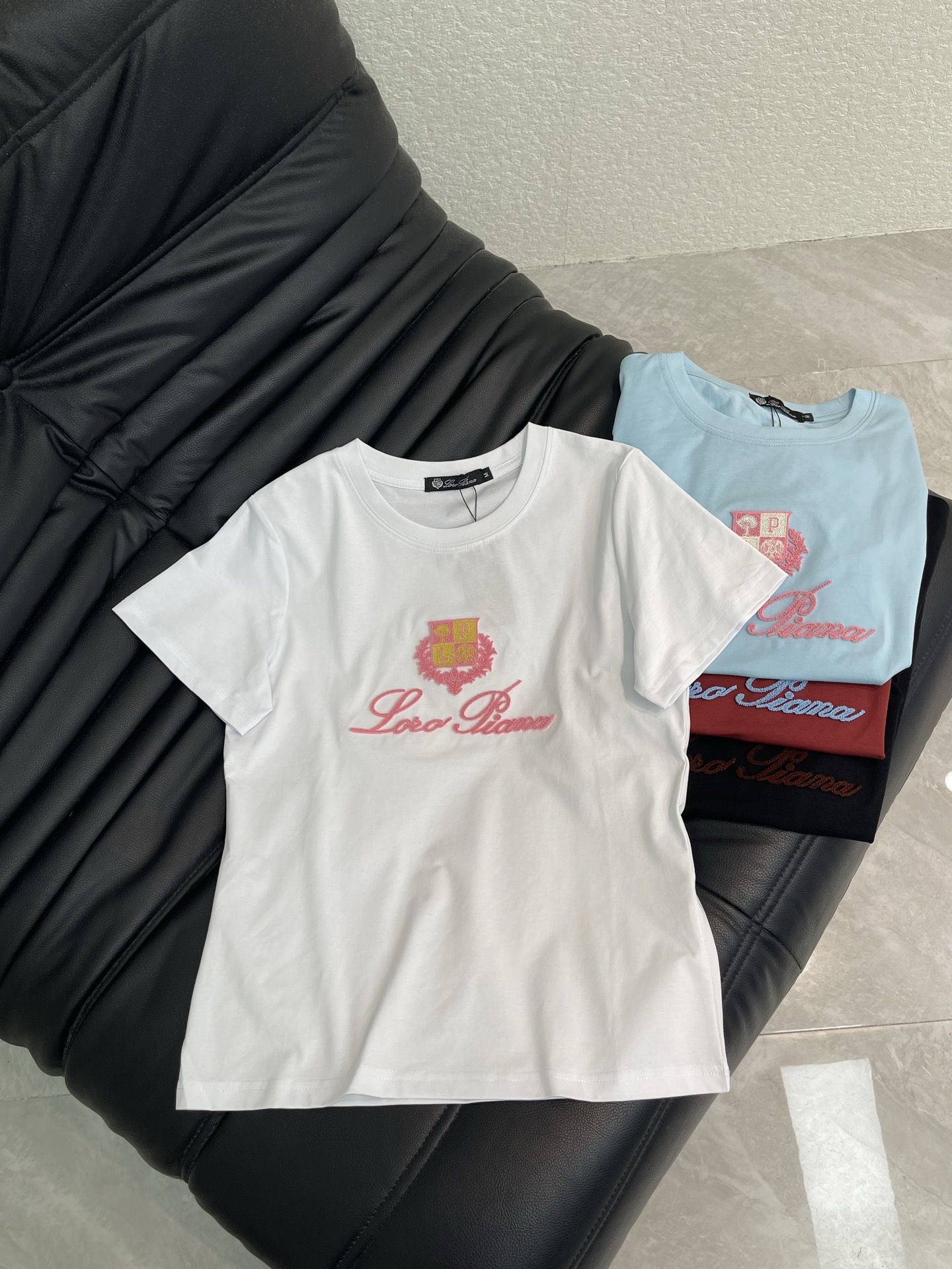 NO:792191,120Loro ian*L26 new spring and summer toothbrush embroidered three-dimensional letter logo design color-blocked round neck short-sleeved T-shirt. The fabric is made of 190g DuPont Salona fabric, mercerized, soft and delicate to the touch, skin-friendly and soft, comfortable stretch recovery, good moisture absorption and perspiration, not easy to wrinkle, slim version to highlight the figure, high-quality craftsmanship showing letter pattern decoration, retro and fashionable, not picky about body shape, versatile and evergreen, quality depends on the details!  Color white, maroon, water blue, black Size M-XXL A,,loro piana,loro piana,T-shirt,tees,t-shirt,19860909120Loro ian*L26春夏新款牙刷绣立体字母logo设计拼色圆领短袖T恤.面料采用190g杜邦索罗娜面料 丝光处理 手感柔软细腻 亲肤柔软 舒适的拉伸回复性好 良好的吸湿排汗性强 不易皱 修身版型特显身材 高品质工艺呈现出字母图案装饰 复古时髦 不挑身材 百搭常青款 品质看细节！ 颜色白色 枣红 水兰 黑色 尺码M-XXL A,,loro piana,loro piana,T-shirt,tees，t-shirt,,Women's clothing