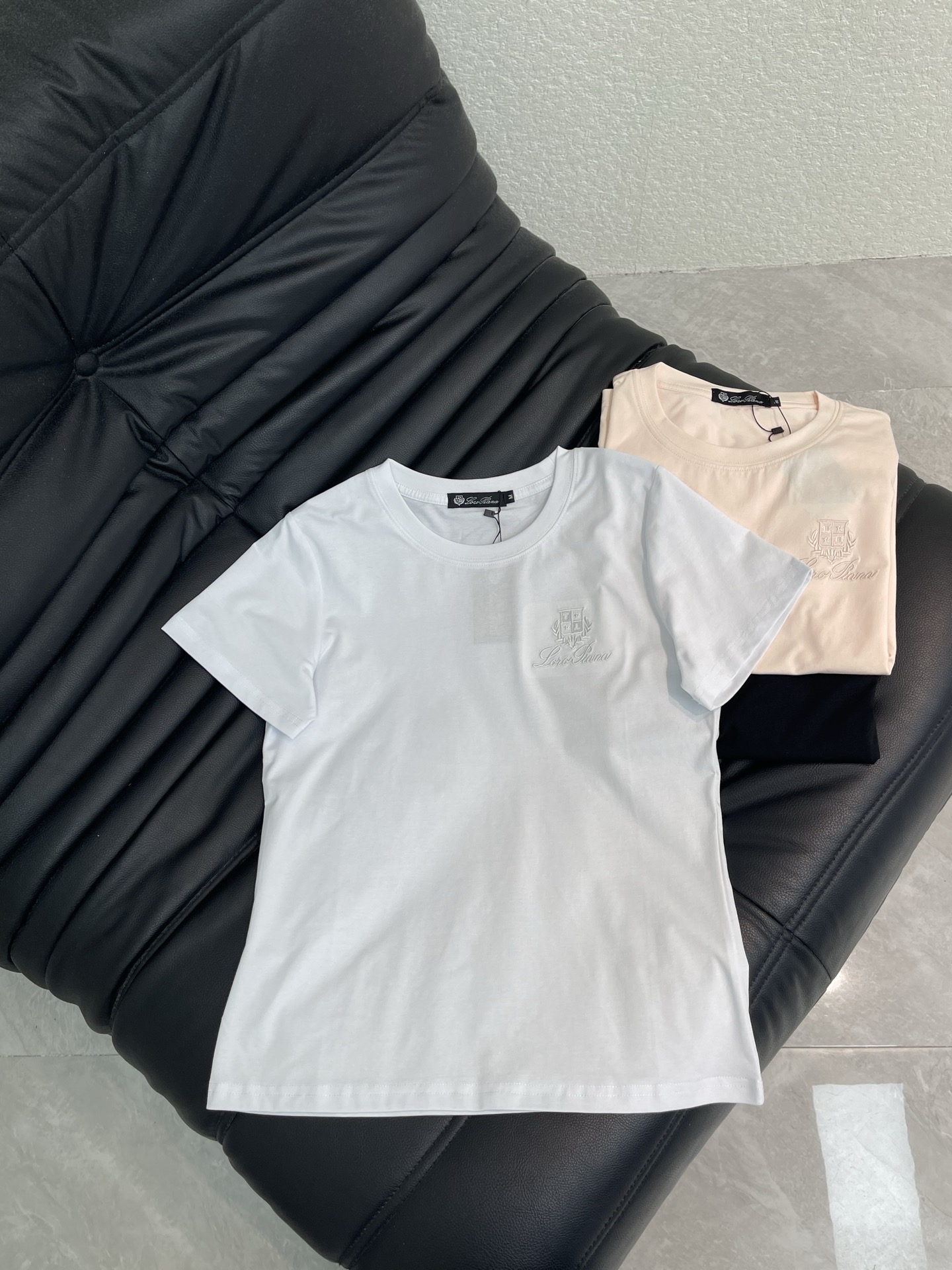NO:792197,125Loro ian*L26 new spring and summer three-dimensional letter logo embroidered round neck short-sleeved T-shirt. The fabric is made of 190g Dupont Salona fabric, mercerized, soft and delicate to the touch, skin-friendly and soft, comfortable and good stretch recovery, good moisture absorption and perspiration, not easy to wrinkle, slim fit to highlight the figure, high-quality craftsmanship showing letter pattern decoration, retro and fashionable, not picky about body shape, versatile and evergreen, quality depends on the details!  Color White Black Light Pink Size M-XXL A,,loro piana,loro piana,T-shirt,tees,t-shirt,19860909125Loro ian*L26春夏新款立体字母logo刺绣圆领短袖T恤.面料采用190g杜邦索罗娜面料 丝光处理 手感柔软细腻 亲肤柔软 舒适的拉伸回复性好 良好的吸湿排汗性强 不易皱 修身版型特显身材 高品质工艺呈现出字母图案装饰 复古时髦 不挑身材 百搭常青款 品质看细节！ 颜色白色 黑色 浅粉 尺码M-XXL A,,loro piana,loro piana,T-shirt,tees，t-shirt,,Women's clothing