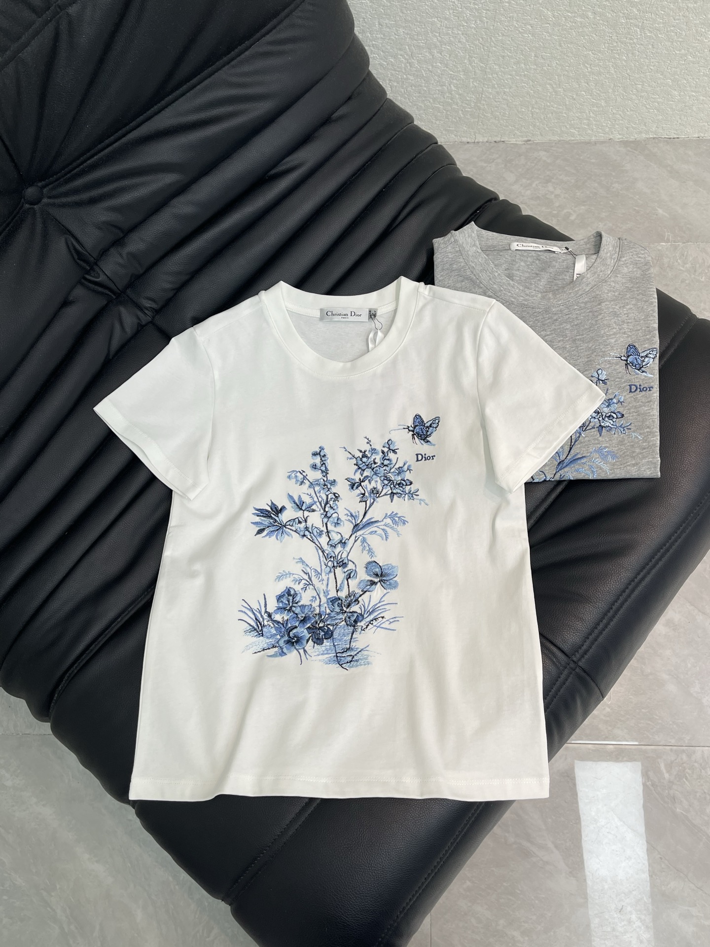 NO:791717,Dio*26 new spring and summer embroidered blue and white porcelain leaves short-sleeved T-shirt!  Customized cotton material with delicate texture, comfortable and breathable, blue and white porcelain plant embroidery, embellished with butterflies and floral elements, fresh, elegant and artistic, round neck design is simple and versatile, super comfortable for daily wear. The classic round neck accommodates a variety of body shapes, easily matched with jeans or casual pants, fashionable and practical. Gray and white SML, dior, jeans, T-shirt, tees, t-shirt,19860909Dio*26春夏新款 刺绣青花瓷树叶短袖T恤！定制全棉材质 质感细腻 舒适透气 青花瓷植物刺绣 蝴蝶和花卉元素点缀 清新优雅又有艺术感 圆领设计简约百搭 日常穿着超舒适 经典圆领包容多种身材,轻松搭配牛仔裤或休闲裤,时尚又实用.灰白SML,,dior,jeans,T-shirt,tees，t-shirt,,Women's clothing