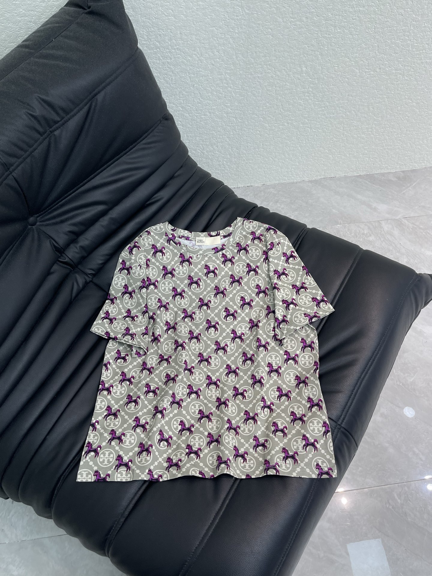 NO:793752,ToryBurc26 new spring and summer TB pony print short sleeves. Classic rhombus + purple pony pattern. Highly recognizable! Easily paired with high-waisted skirts or jeans. Easily suitable for daily commuting. Low saturation color matching is high-end and eye-catching. Light luxury casual style, elegant and energetic. One color SML, burberry, skirts, jeans, T-shirt,19860909ToryBurc26春夏新款TB小马印花短袖 经典菱格纹+紫色小马图案 辨识度超高!轻松搭配高腰半裙或牛仔裤 通勤日常都能轻松驾驭 低饱和配色高级又耐看 轻奢休闲风,优雅活力兼具.一个色SML,,burberry,skirts,jeans,T-shirt,,Women's clothing