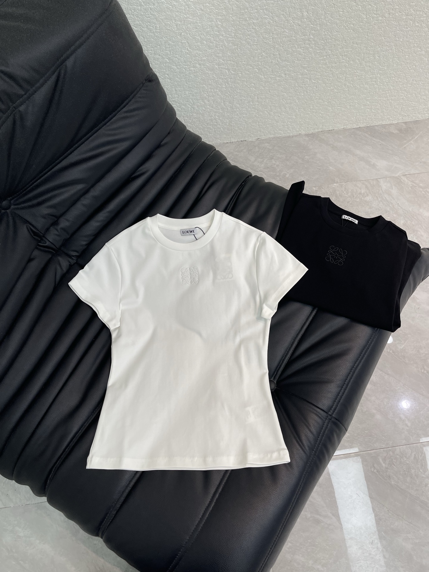 NO:792751,Loew*26 new spring and summer short-sleeved T-shirt with logo embroidery, made of high-quality cotton, soft and skin-friendly, super comfortable to wear in summer!  The brand embroidery on the chest is very recognizable, simple and high-end. The straight shoulder cut + round neck design modifies the shoulder line, which is versatile and not picky. It is OK whether worn alone or as an inner layer~ It can be easily controlled for daily commuting and leisure. It is comfortable and textured. It is a basic wardrobe essential. Two-color SML A,, loewe, T-shirt, tees, t-shirt,19860909Loew*26春夏新款徽标刺绣短袖T恤,采用高品质棉料,柔软亲肤,夏天穿超舒服！胸前品牌刺绣超有辨识度,简约又高级.正肩剪裁+圆领设计,修饰肩部线条,百搭不挑人,无论单穿还是内搭都很OK～日常通勤、休闲都能轻松驾驭,舒适又有质感,是衣橱必备基础款两色SML A,,loewe,T-shirt,tees，t-shirt,,Women's clothing
