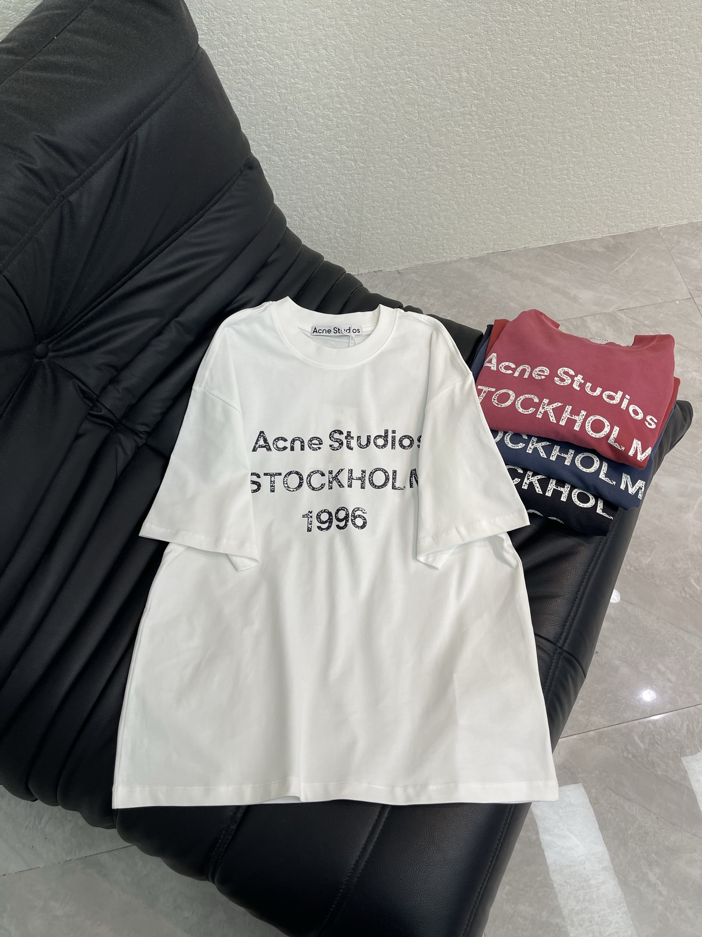 NO:791171,Acne Studio*26 new gradient washed short-sleeved T-shirt, who knows! This 1996 series T-shirt from Acne Studios is really easy to wear! The high-gram weight pure cotton fabric has a heavy texture, washed gradient + distressed letter printing, wearing it is the kind of 'casual fashion'~ The dropped shoulders are loose and the body is slimming, and the fading treatment gives each color a unique retro charm (the original white color is not distressed). It feels great when worn with jeans and casual pants every day!  Same style for men and women!  S-XXL,,acne studios,dior,jeans,T-shirt,tees,t-shirt,19860909Acne Studio*26新款渐变水洗短袖T恤谁懂啊!Acne Studios这件1996系列T恤真的太太太好穿了!高克重纯棉面料沉甸甸的有质感,水洗渐变+做旧字母印花,穿上就是那种'不经意的时髦'~落肩宽松版型藏肉显瘦,褪色处理让每个颜色都有独特的复古韵味(白色原色未做旧处理).日常搭配牛仔裤,休闲裤都超有feel！男女同款！S-XXL,,acne studios,dior,jeans,T-shirt,tees，t-shirt,,Women's clothing