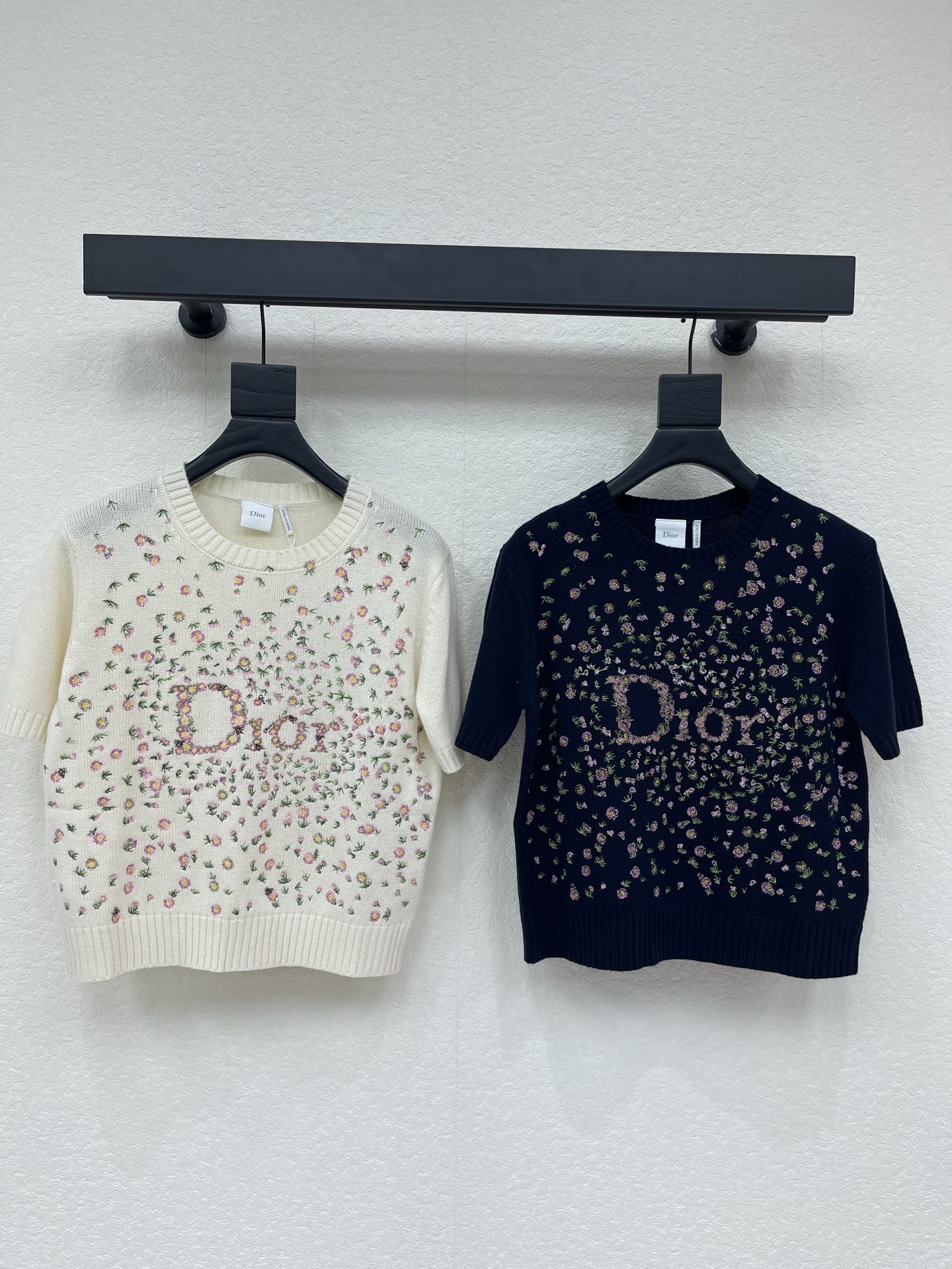 NO:790560,Dio*26 new early spring new style floral embroidered round neck knitted short sleeves!  Customized imported cotton wool material, soft and comfortable. Large area of ​​fresh yellow floral embroidered letter logo on the chest highlights the brand tone. Regular fit is neat and versatile. Surface accessories are developed. Round neck knitted short-sleeved cut. Wear alone and layered to look sweet and reduce your age!  SML,,dior,T-shirt,19860909Dio*26早春新款同步 花卉刺绣圆领针织短袖！定制进口棉毛材质 柔软舒适 胸前大面积清新黄色碎花刺绣字母徽标 彰显品牌调性 常规版型利落又百搭 面辅料开发 圆领针织短袖剪裁 单穿叠穿甜美减龄！SML,,dior,T-shirt,,Women's clothing