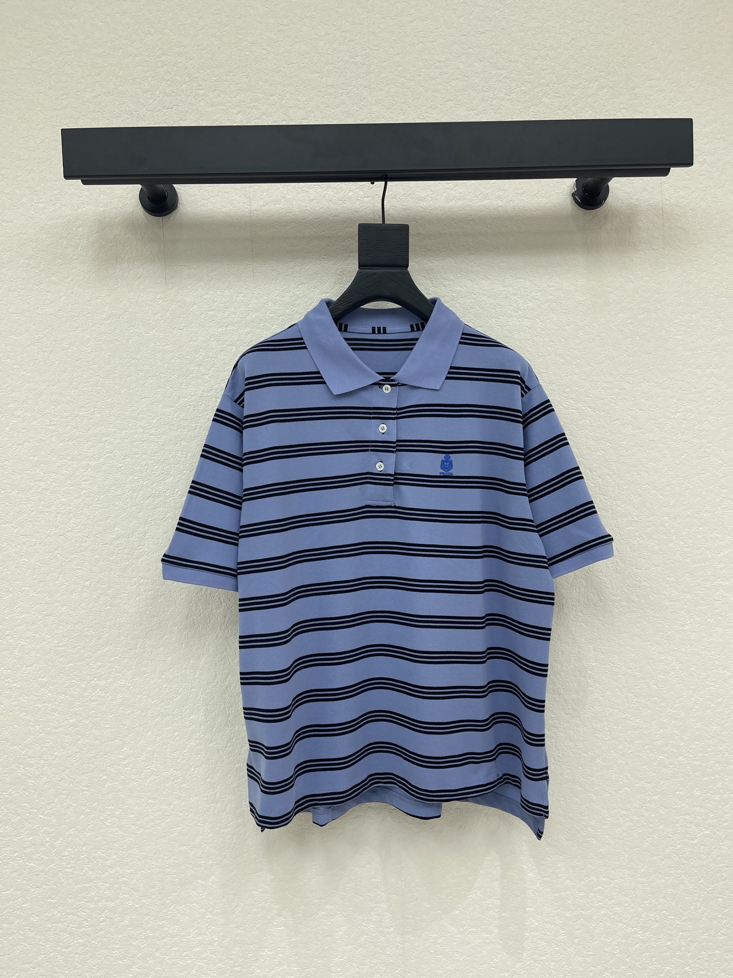 NO:793273,Prad*26 new piqué cotton striped polo shirt Sky blue piqué cotton knitted fabric Age-reducing stripe pattern design Decorated with brand logo embroidery pattern polo neckline Button closure Irregular hem Dropped shoulder design Loose elastic version Unisex style SML A,,prada,19860909Prad*26新品珠地棉条纹polo衫 天蓝色珠地棉针织面料 减龄条纹图案设计 饰品牌标识刺绣图案 polo领口 纽扣开合 不规则下摆 落肩设计 宽松弹力版型 男女同款 SML A,,prada,,Women's clothing