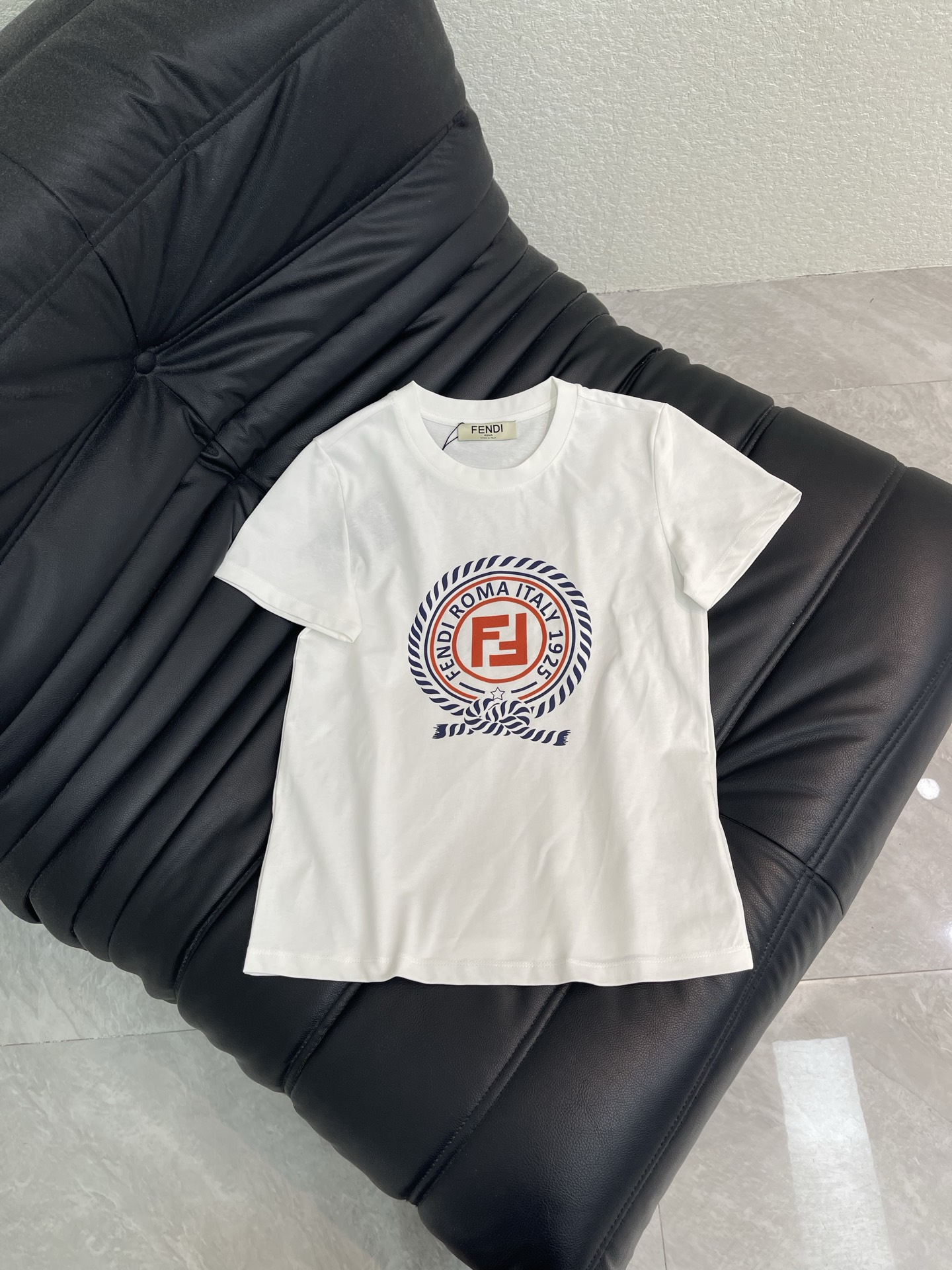 NO:791748,FEND*26 new spring and summer flocked double F printed short-sleeved T-shirt!  Made of 100% cotton, full of texture, comfortable and breathable. The neckline is processed with threaded hemming details to add layering to the look. The chest is embellished with logo double F pattern decoration. Regular round neck short-sleeved T-shirt cut. It is stylish when worn alone. SMLSML,,fendi,T-shirt,tees,t-shirt,19860909FEND*26春夏新款植绒双F印花短袖T恤！全棉材质 质感十足 舒适透气 领口沿用螺纹包边细节处理 增添造型层次感 胸前点缀标志双F图案装饰 常规圆领短袖T恤剪裁 单穿内搭出彩时髦 SMLSML,,fendi,T-shirt,tees，t-shirt,,Women's clothing