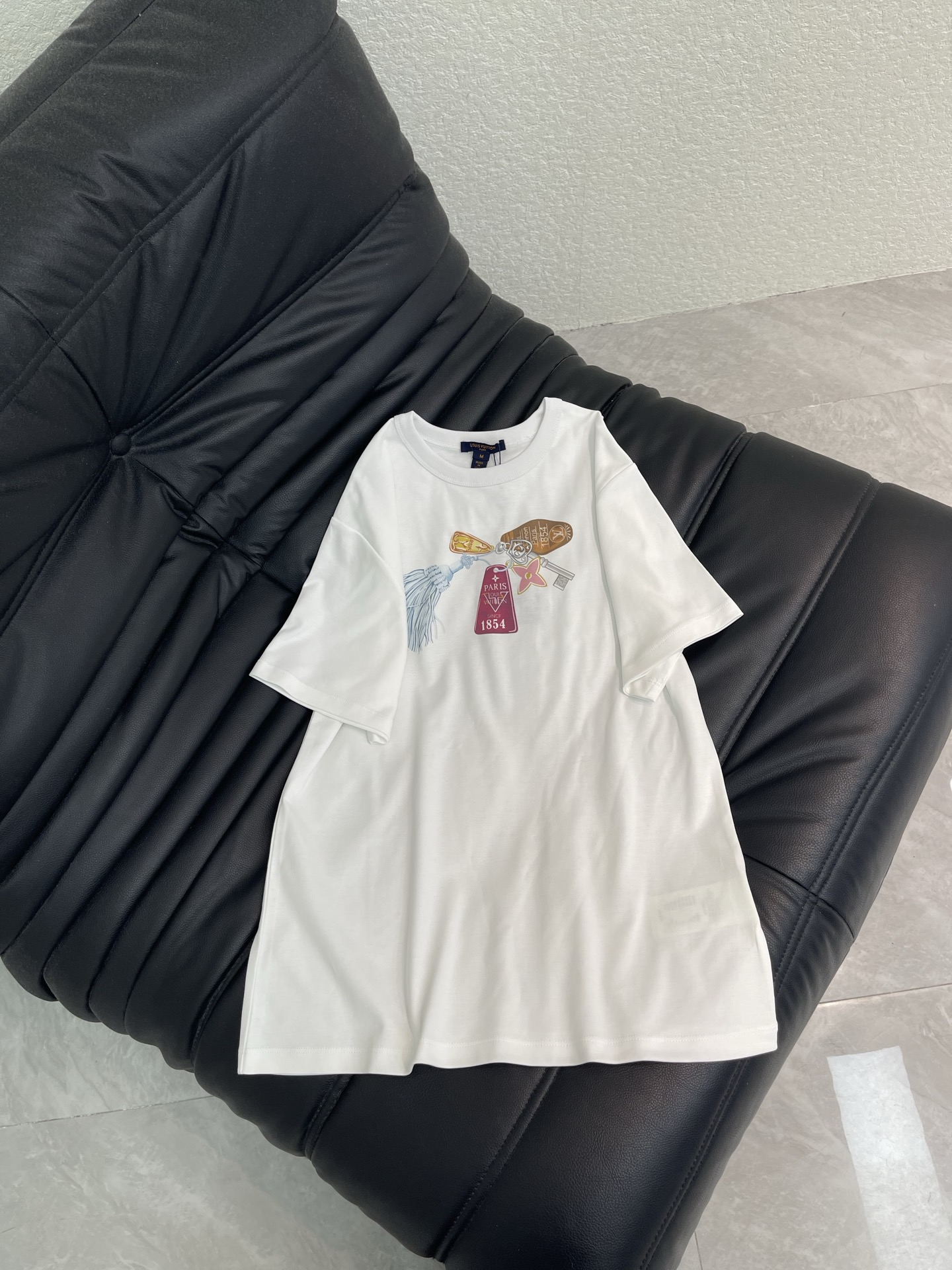 NO:791745,Louis Vuitto*26 new spring and summer keychain short-sleeved T-shirt!  Customized cotton material, breathable and comfortable, textured keychain printing and other elements, retro and artistic, full of brand sense and very interesting, youthful atmosphere. Loose fit, tolerant of various body shapes, gray and white, versatile, can be worn with jeans casually, looks stylish when worn alone. SML,, louis vuitton, jeans, T-shirt, tees, t-shirt, keychain,19860909Louis Vuitto*26春夏新款钥匙扣短袖T恤！定制全棉材质 透气舒适 质感钥匙扣印花等元素 复古又艺术感满满品牌感满满又很有趣味感青春气氛骤增 宽松版型 包容多种身材 灰色白色百搭 随便配牛仔裤 单穿内搭都出彩时髦.SML,,louis vuitton,jeans,T-shirt,tees，t-shirt,keychain,,Women's clothing