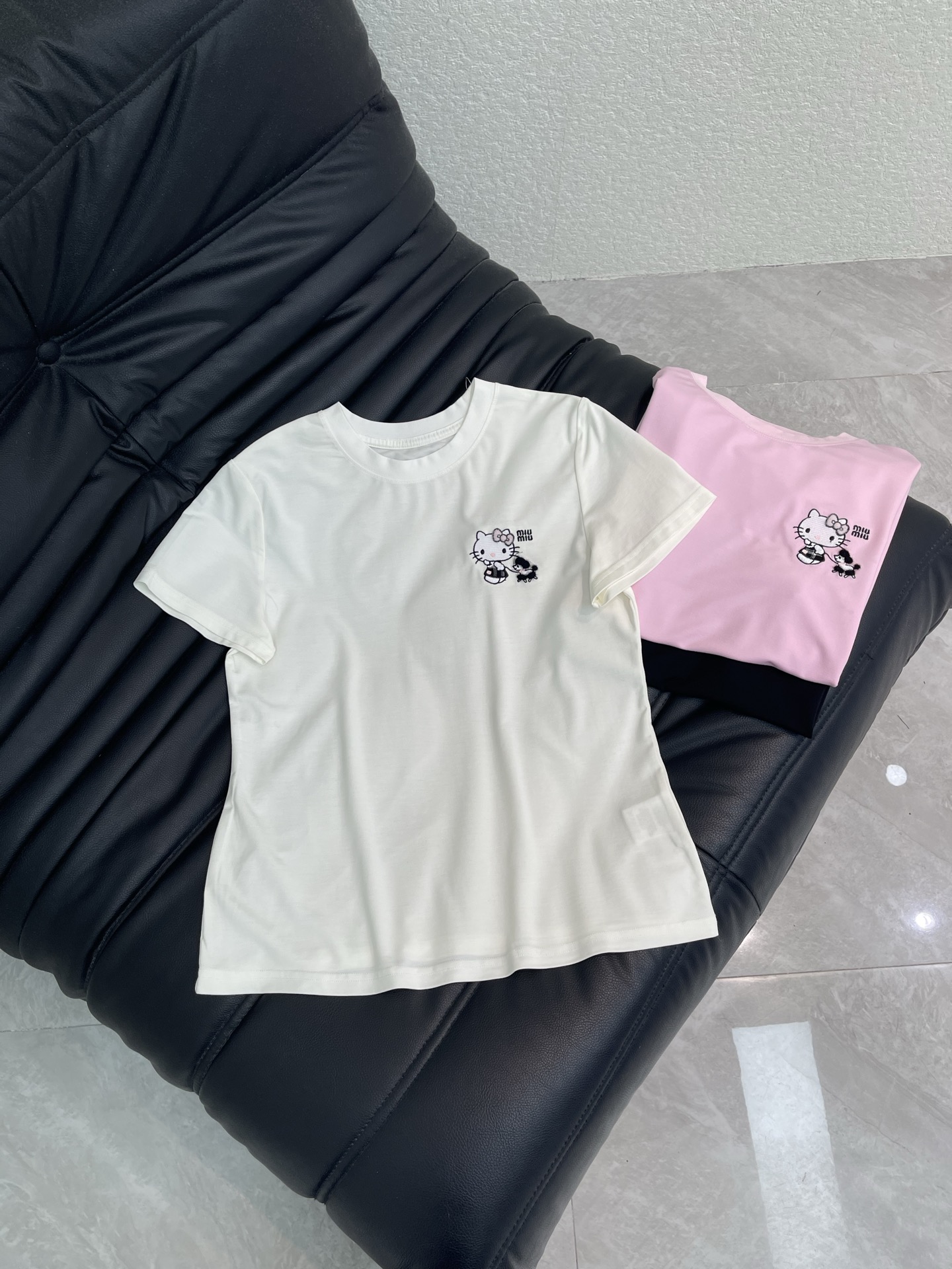 NO:791190,Miumi*26 new spring and summer Hello Kitty cat letter embroidered short-sleeved T-shirt. Made of mercerized cotton fabric with soft and delicate texture, simple and versatile, and age-reducing temperament!  The fit is slim and the effect is comfortable and good-looking!  Very suitable for summer wear. S-XXL A,,miumiu,T-shirt,tees,t-shirt,19860909Miumi*26春夏新款Hello Kitty猫字母刺绣短袖T恤.采用丝光棉面料质感柔软细腻,简约百搭,减龄气质！版型修身上身效果舒适好看！非常适合夏日穿着.S-XXL A,,miumiu,T-shirt,tees，t-shirt,,Women's clothing