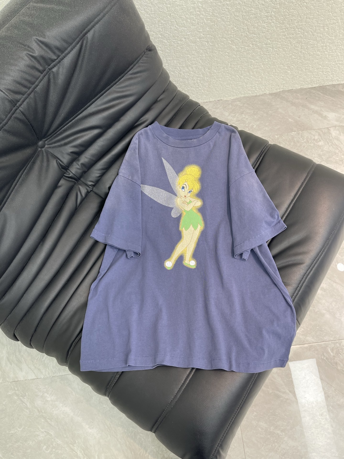 NO:792743,Designer 26 spring and summer new elf print washed retro distressed loose short-sleeved T-shirt丨Exclusive high-end version!  Selected heavyweight pure cotton fabric, breathable, skin-friendly and crisp, washed with distressed gray and blue background, with retro white texture, glitter elf print on the front, smart and playful, golden 'Saint' letters and stars on the back, echoing the front and back more layered; loose shoulder version, not picky about the body but can also hide the little flesh, half-high collar design is retro and shows off the face. SML,, saint laurent, T-shirt, tees, t-shirt,19860909设计师款26春夏新款小精灵印花水洗复古做旧宽松短袖T恤丨独家高版出品！精选重磅纯棉面料,透气亲肤又挺括,水洗做旧灰蓝底色,自带复古磨白质感,正面闪粉小精灵印花灵动俏皮,背面金色「Saint」字母与星星点缀,前后呼应更有层次；宽松落肩版型,不挑身材还能藏住小肉肉,半高领设计复古又显脸小.SML,,saint laurent,T-shirt,tees，t-shirt,,Women's clothing