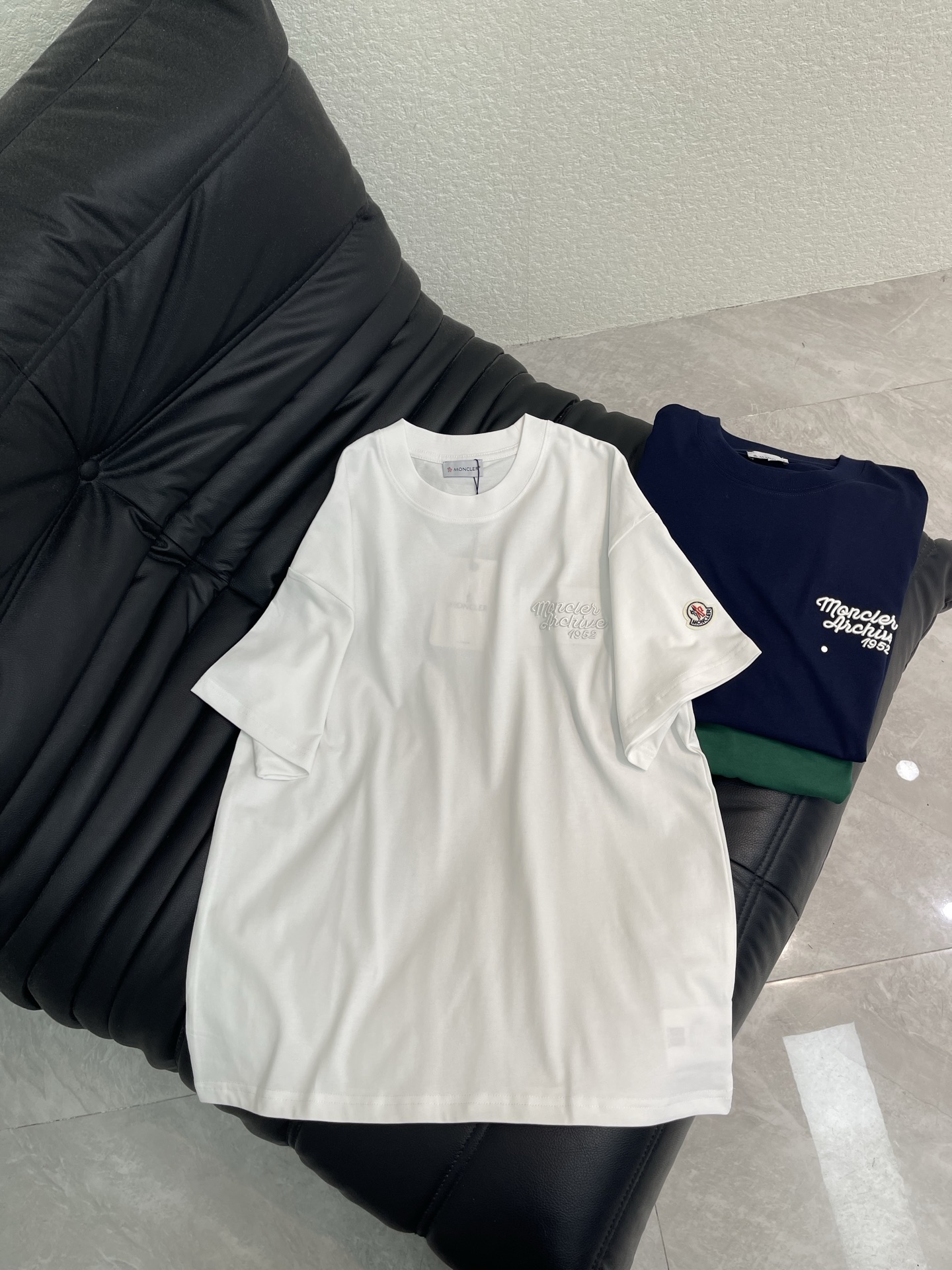 NO:791194,Moncle*26 new style short-sleeved T-shirt with embroidered logo on the chest. Small logo design on the cuffs. Made of high-gram, heavy-wash pure cotton fabric. Pure cotton is breathable. It is very refreshing and comfortable for daily wear. The rib knitting on the neckline is flat and tight, and the neckline will not be skewed when you toss it around. It has a loose fit and you will find that it looks really good on the upper body. The overall design is simple and neat, and it is super versatile for daily use!  Pair it casually with one to give you a youthful look. A round neck will make your outfit go crazy. It is a fashionable item that can never go wrong!  Same style for men and women!  XS-L,,Moncler,T-shirt,tees,t-shirt,19860909Moncle*蒙口26新款胸前刺绣logo短袖T恤.袖口章仔小标设计,高克重洗水纯棉质面料,纯棉透气,日常穿着非常清爽穿感舒适,领口的罗纹针织平整紧密,随意折腾都不会领口歪斜,宽松版型,上身你就会发现真的好好看,整体极简利落,超级日常百搭！随随便便搭配一条就是青春的样子,一件圆领就能为你的穿搭疯狂,绝不会出错的时髦单品！男女同款！XS-L,,Moncler,T-shirt,tees，t-shirt,,Women's clothing
