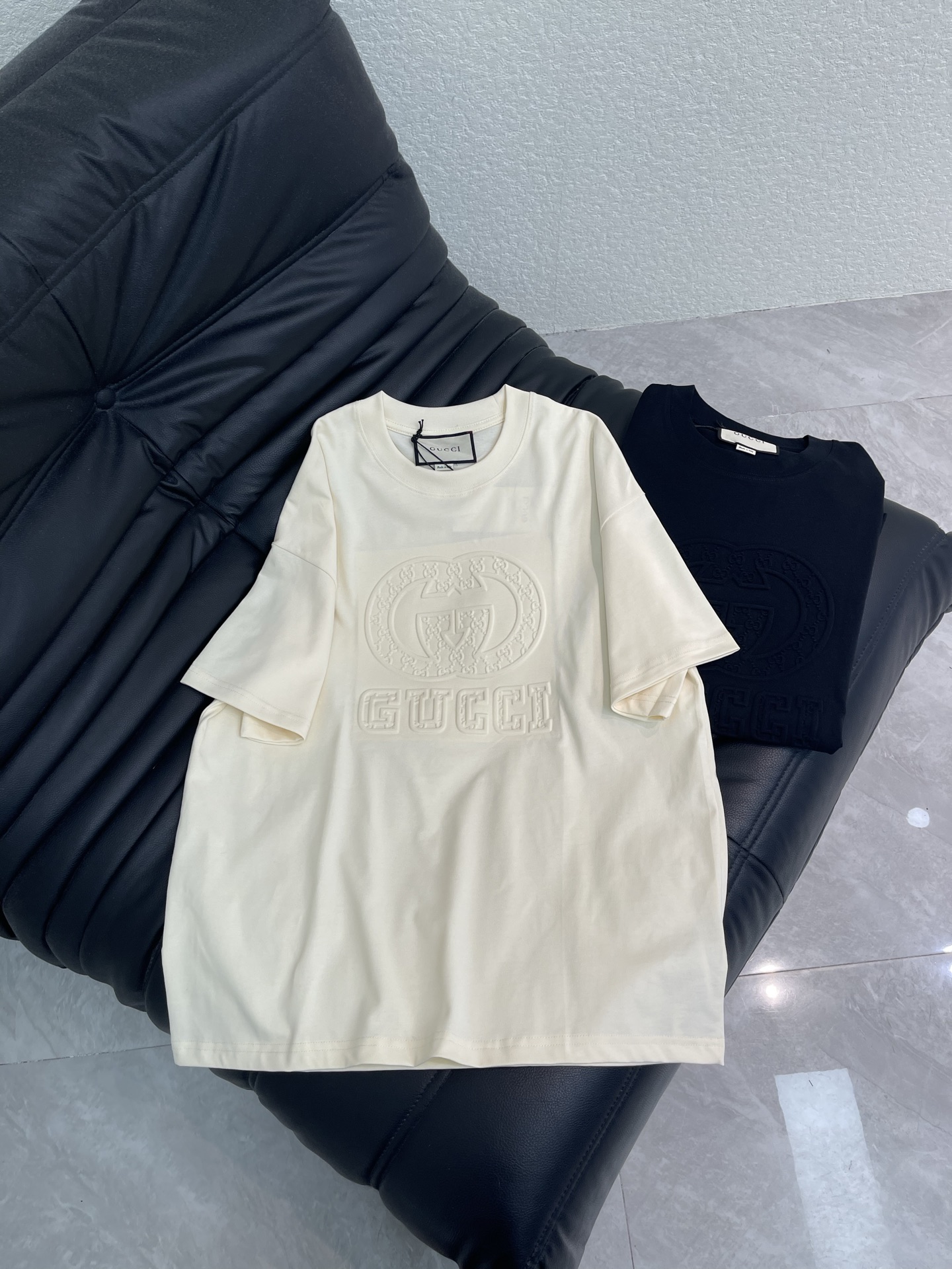 NO:791196,Gucc*26 new classic GG three-dimensional embossed letter short-sleeved T-shirt. Made of high-gram heavy-wash pure cotton fabric, pure cotton is breathable, very refreshing and comfortable for daily wear. The rib knitting on the neckline is smooth and tight, and the neckline will not be skewed when you toss it around. It has a loose fit and you will find that it looks really good on the upper body. The overall design is simple and neat, and it is super versatile for daily use!  Pair it casually with one to give you a youthful look. A round neck will make your outfit go crazy. It is a fashionable item that can never go wrong!  Same style for men and women!  XS-L,,gucci,T-shirt,tees,t-shirt,19860909Gucc*26新款经典GG立体压印字母短袖T恤.高克重洗水纯棉质面料,纯棉透气,日常穿着非常清爽穿感舒适,领口的罗纹针织平整紧密,随意折腾都不会领口歪斜,宽松版型,上身你就会发现真的好好看,整体极简利落,超级日常百搭！随随便便搭配一条就是青春的样子,一件圆领就能为你的穿搭疯狂,绝不会出错的时髦单品！男女同款！XS-L,,gucci,T-shirt,tees，t-shirt,,Women's clothing