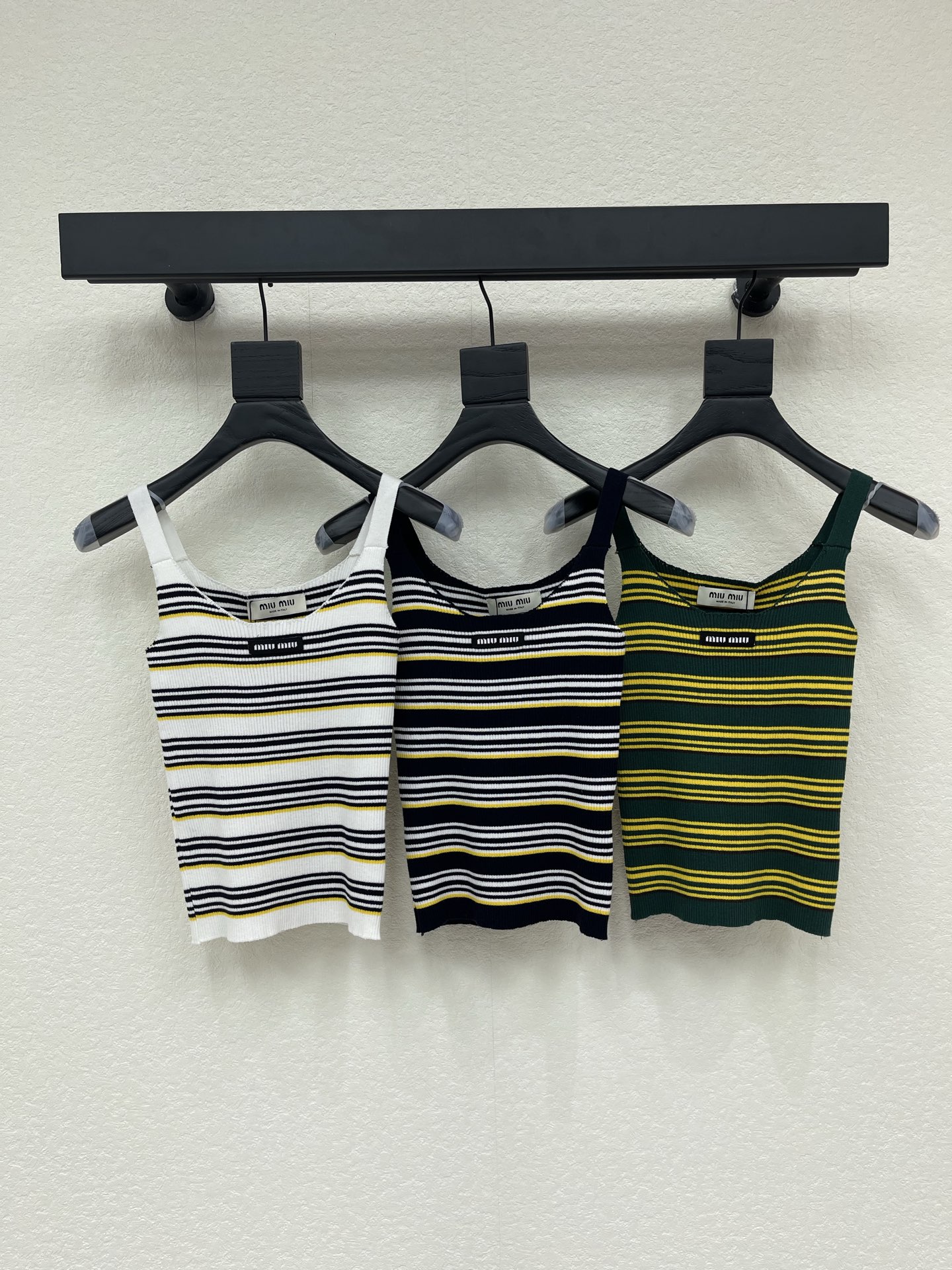 NO:791188,Miumi*26 new spring and summer striped knitted camisole!  Customized imported yarn weaving is stretchy, comfortable and full of texture. The camisole knitted vest is cut with contrasting stripes of dense and thick thickness all over the body. The letter logo is embellished on the chest to highlight the brand style. The slim-fitting elastic version makes the outfit look slim and stylish!  SML,,miumiu,19860909Miumi*26春夏新款条纹针织吊带背心！定制进口纱线织造弹力舒适 质感十足 吊带针织背心剪裁 大身通体疏密粗细交错的撞色条纹 胸前点缀字母徽标 凸显品牌格调 修身弹力版型 穿搭显瘦洋气！SML,,miumiu,,Women's clothing