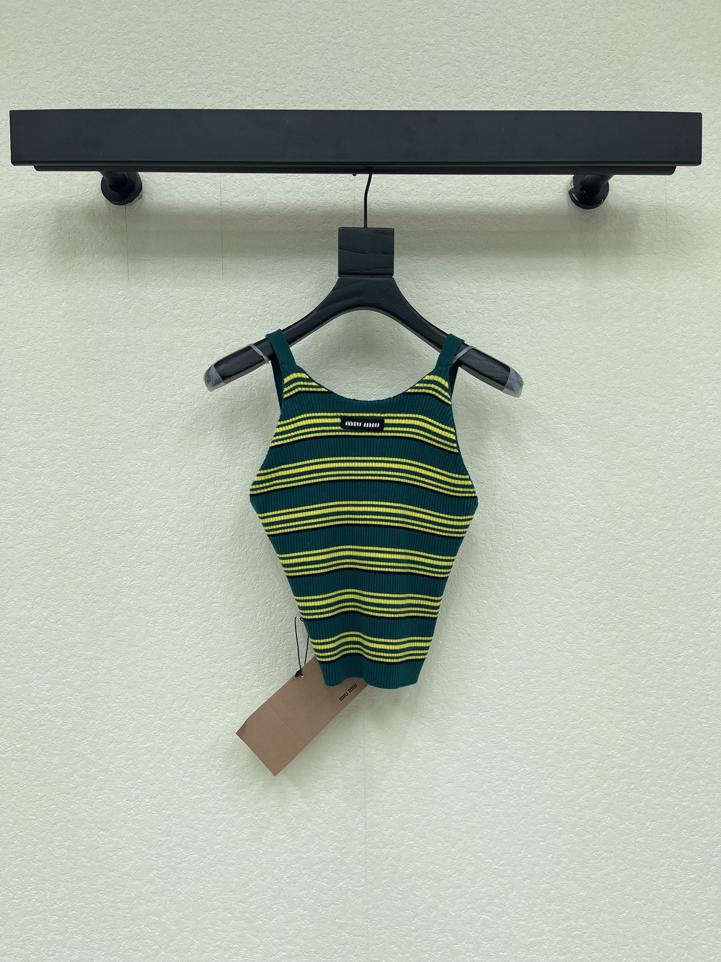 NO:791187,Miumi*26 new spring and summer striped knitted camisole, with dark green, yellow and white stripes, full of retro American campus style!  The knitted fabric has good elasticity and is close-fitting and comfortable. The short design highlights the waistline, and the open back is super design. The brand logo on the chest is highly recognizable. It goes well with jeans or skirts. It can be easily used for daily outings, taking photos, and outdoor activities. It is sweet, cool and fashionable!  SML,,miumiu,skirts,jeans,19860909Miumi*26春夏新款条纹针织吊带背心,墨绿、黄、白三色条纹,复古美式校园风满满！针织面料弹性好,贴身舒适,短款设计凸显腰线,后背露背超有设计感.胸前品牌标识,辨识度高,搭配牛仔裤或半裙都很出彩,日常出街、拍照、户外活动都能轻松驾驭,甜酷又时髦！SML,,miumiu,skirts,jeans,,Women's clothing