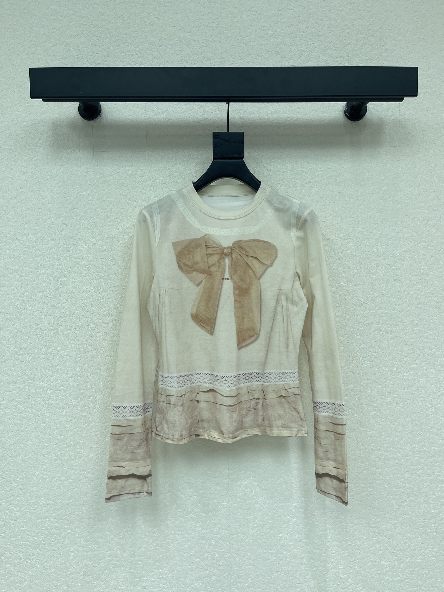 NO:792745,FORDARE*26 new bow 3D printed long-sleeved bottoming shirt. Made of pure cotton, you can feel the soft skin-friendly feeling when you touch it. Soft and delicate!  The main tone of apricot + three-dimensional bow is sweet and smart. The cuffs and hem are spliced ​​with lace, full of details, thin and skin-friendly fabrics, and the slim fit outlines the body curve. It is great for daily layering or single wear. Pair it with jeans and pleated skirts, and you can easily get the sweet and cool Korean style and a retro girly look!  SML,,skirts,jeans,19860909FORDARE*26新款蝴蝶结3D印花长袖打底衫.纯棉材质,上手一摸就能感受到那种软乎乎的亲肤感 软糯又细腻！杏色主调+立体蝴蝶结,甜美又灵动.袖口和下摆蕾丝拼接,细节满满,轻薄贴肤面料,修身版型勾勒身材曲线.日常叠穿或单穿都很出彩,搭配牛仔裤,百褶裙,轻松get韩系甜酷风,复古少女感！SML,,skirts,jeans,,Women's clothing