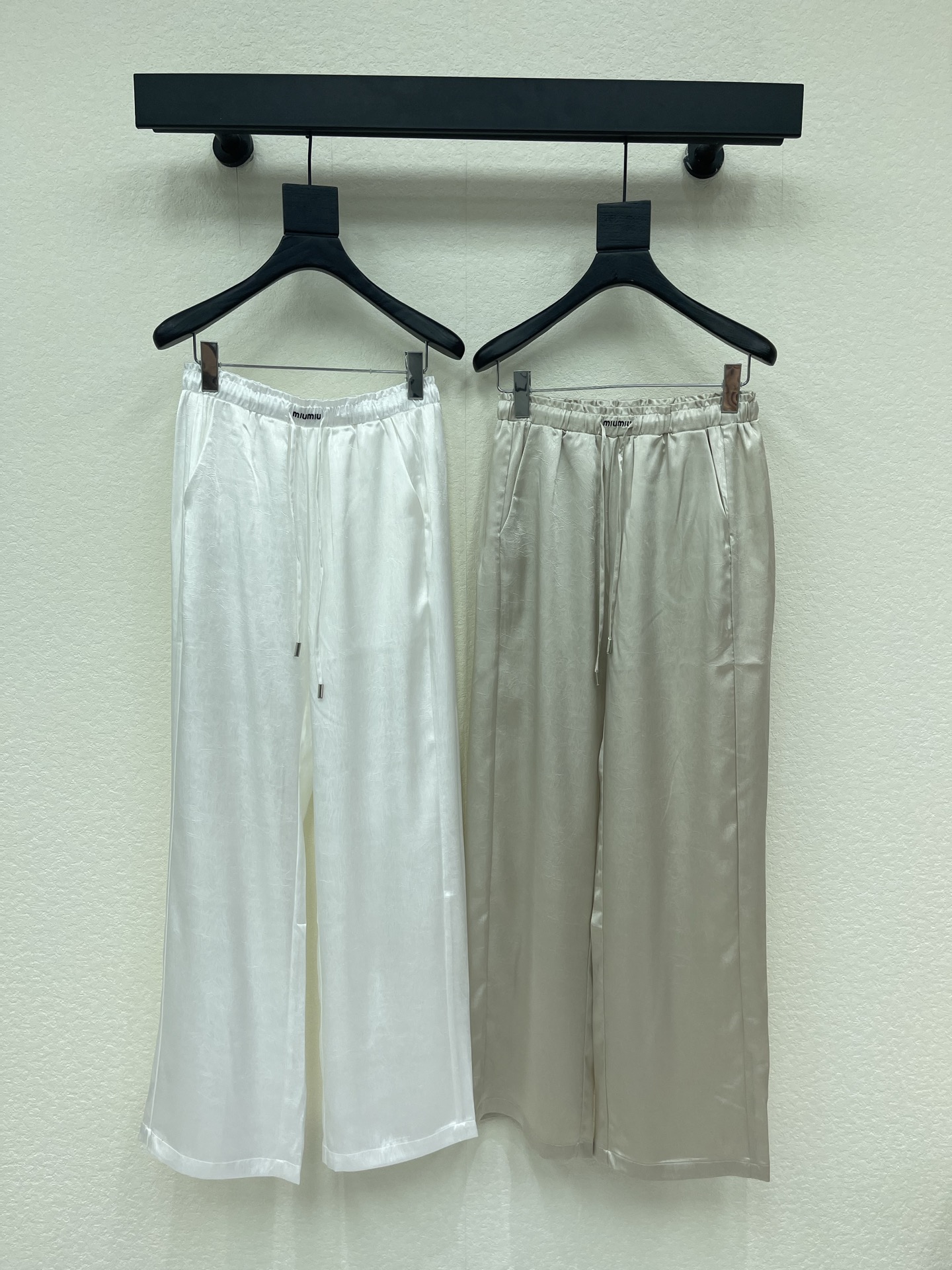 NO:793281,Miumi*26 new elastic waistband embroidered letter casual pants, versatile and high-end colors, full of high-end casual feeling, visual feast, a must-have versatile item for all seasons, custom-made acetic acid fabric, great texture, full of lazy style, a must-have item for goddesses!  The version is versatile and not picky, the lines are elongated and the proportions are so beautiful that you don’t want to miss it!  The quality of workmanship depends on the details SML,,miumiu,19860909Miumi*26新款松紧腰头刺绣字母休闲裤 颜色百搭高级 尽显高级随意感 视觉盛宴 四季必入的百搭单品 订制醋酸面料,质感巨好 慵懒范儿十足 女神必入神器！ 版型百搭不挑人 拉长线条比例 上身美的不要不要的！ 做工品质看细节 SML,,miumiu,,Women's clothing
