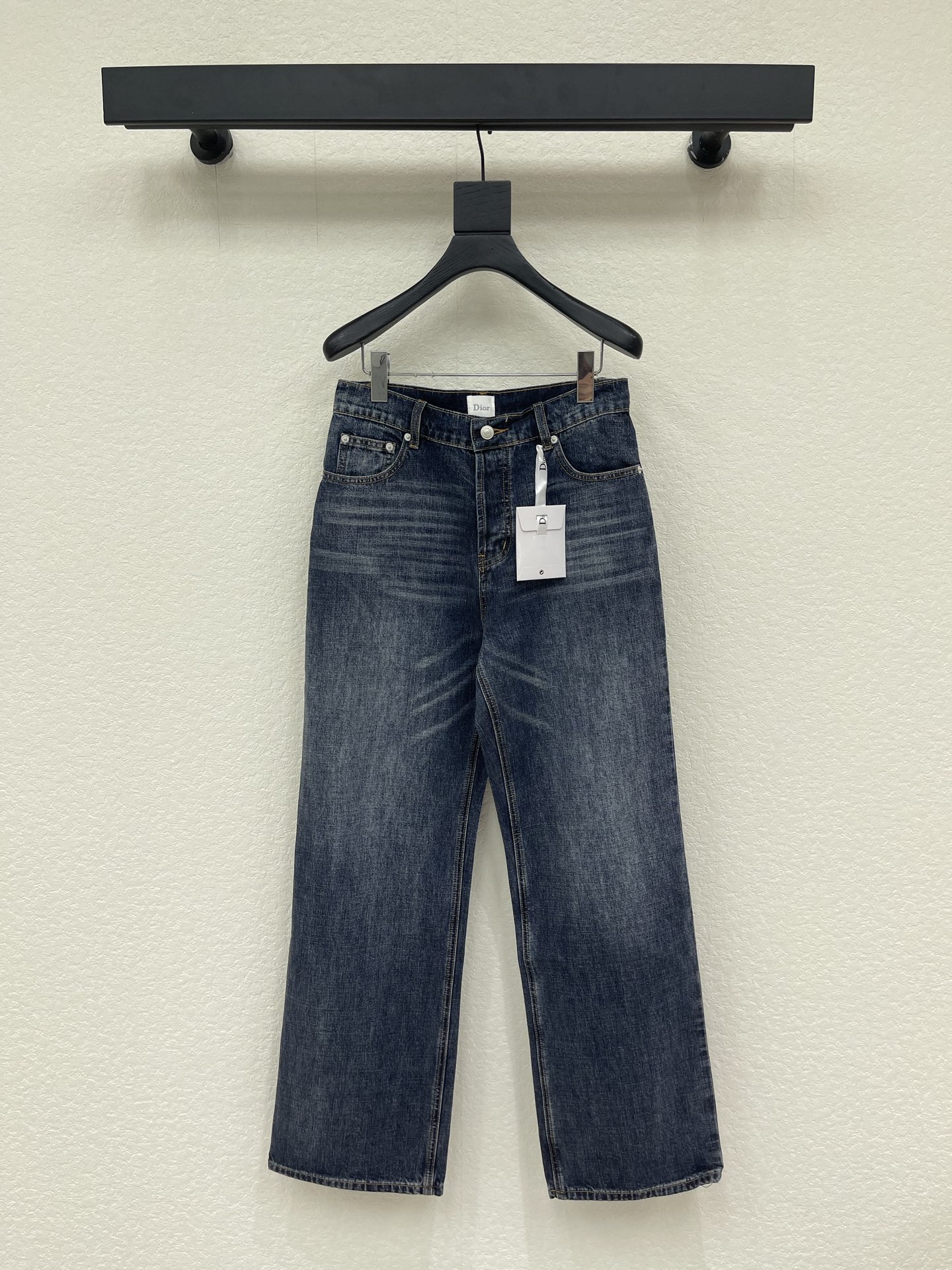 NO:793747,Dio*26 new color wide-leg jeans!  Customized twill cotton denim material. The fabric is soft and comfortable. It has good breathability. Repeated enzyme washing process. The joint folds are simulated to show a uniform color rubbing texture. It doubles the old retro feel. High-waist buttoned double pocket design. Leather logo decoration on the back. Highlights the brand tone. The brand style is instantly improved. Comfortable fabric to wear without a sense of restraint. Relaxed and fashionable. The wide-leg version accommodates and modifies the leg shape, and wears a full high-street casual style!  SML A,,dior,jeans,19860909Dio*26新品插色阔腿牛仔裤！定制斜纹棉牛仔材质 面料柔软舒适 透气性好 反复酵素水洗工艺处理 关节皱褶处模拟呈现出均匀擦色纹理 做旧复古感倍增 高腰系扣双插兜设计 后背字母皮标装饰 彰显品牌调性 品牌格调瞬间提升 舒适面料穿着无束缚感 松弛时髦 阔腿版型包容修饰腿型的同时 穿出满满的高街休闲风！SML A,,dior,jeans,,Women's clothing