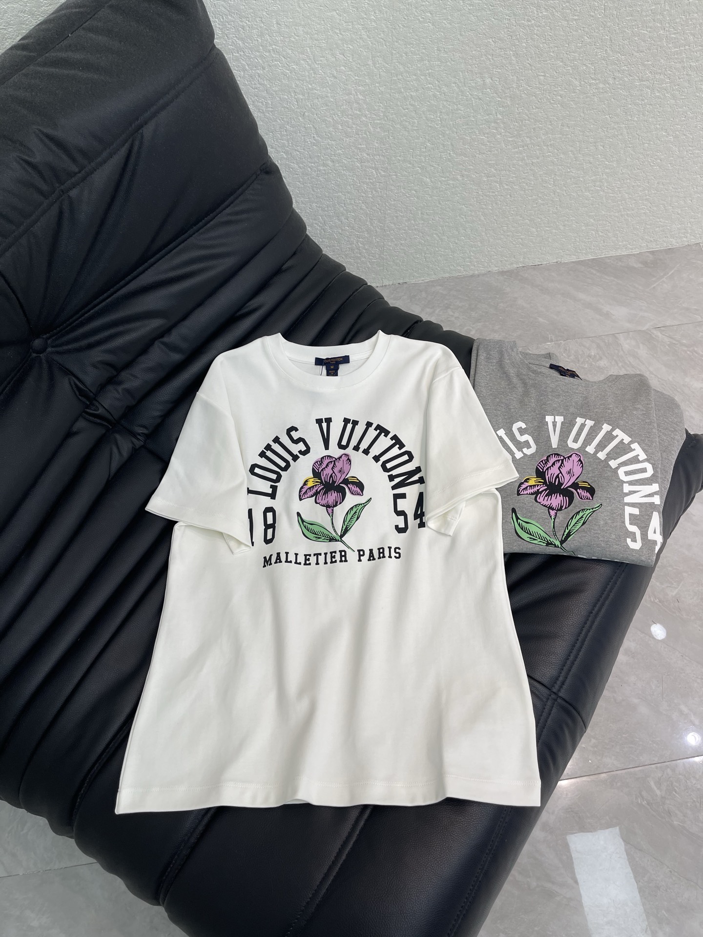 NO:791736,Louis Vuitto*26 new spring and summer short-sleeved T-shirt with floral letter print. Customized 100% cotton material. Breathable and comfortable. The texture is printed with purple floral pattern on the front. It is full of brand sense and very interesting. The youthful atmosphere suddenly increases. The loose version accommodates a variety of body shapes. Gray and white are versatile. It can be paired with jeans. It is stylish when worn alone. Gray and white SML, Louis Vuitton, jeans, T-shirt, tees, t-shirt,19860909Louis Vuitto*26春夏新款花卉字母印花短袖T恤 定制全棉材质 透气舒适 质感正面印母字紫色花卉图案 品牌感满满又很有趣味感青春气氛骤增 宽松版型 包容多种身材 灰色白色百搭 随便配牛仔裤 单穿内搭都出彩时髦.灰白SML,,louis vuitton,jeans,T-shirt,tees，t-shirt,,Women's clothing