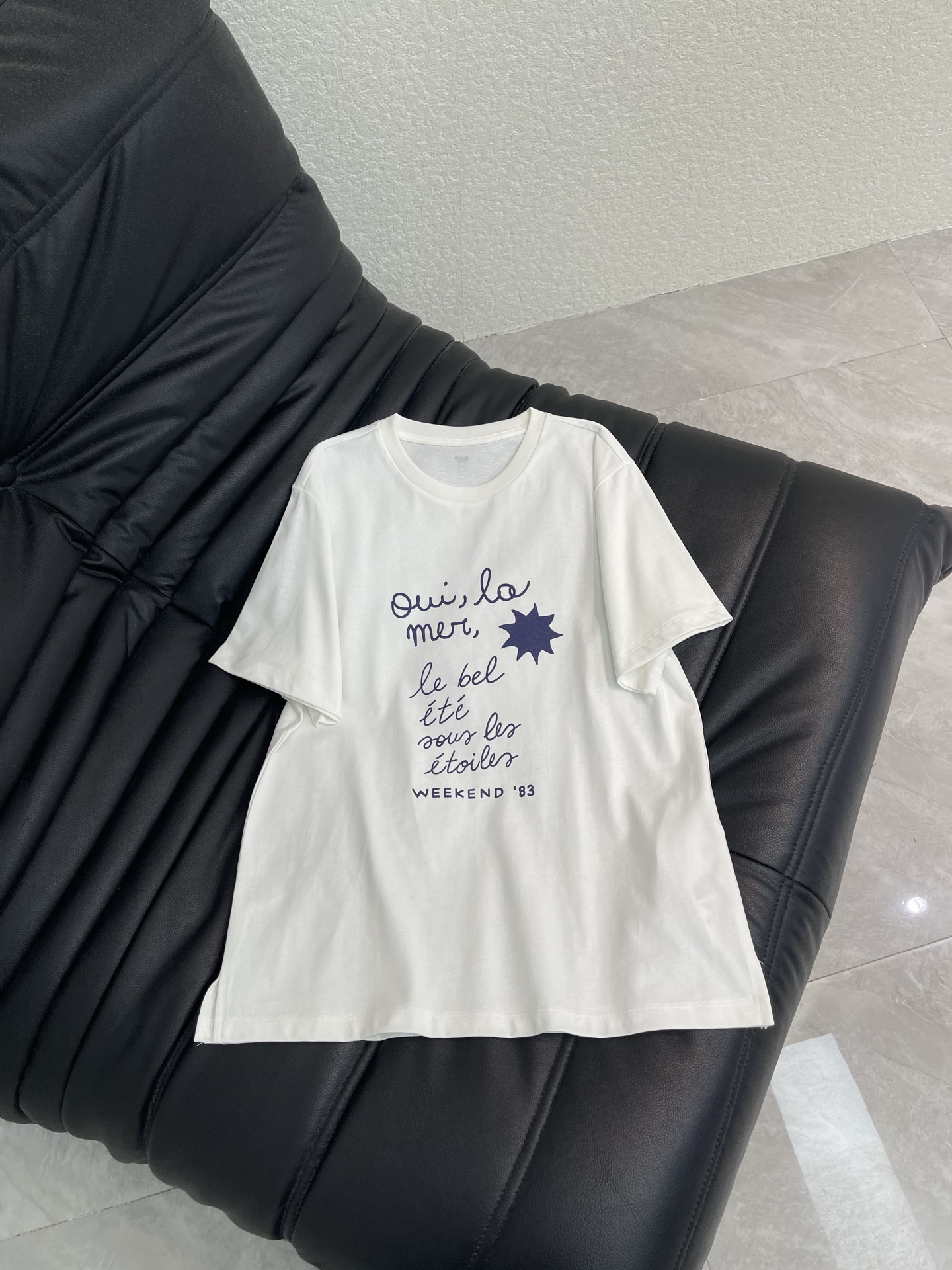 NO:792769,Weekend MaxMar*26 new spring and summer short-sleeved T-shirt with printed letter pattern. Simple version with iconic printed letters, versatile and slim. Made of pure cotton, the upper body is soft and breathable. Whether it is worn casually with jeans or with a skirt to create a sophisticated feel, it can be easily adapted to show unique fashion taste. SML AA,,skirts,jeans,T-shirt,tees,t-shirt,19860909Weekend MaxMar*26春夏新款字母图案印花短袖T恤.简约版型搭配标志性印花字母,百搭又显瘦.纯棉材质,上身柔软透气.无论是休闲搭配牛仔裤,还是搭配裙装打造精致感,都能轻松适配,轻松展现独特时尚品味.SML AA,,skirts,jeans,T-shirt,tees，t-shirt,,Women's clothing