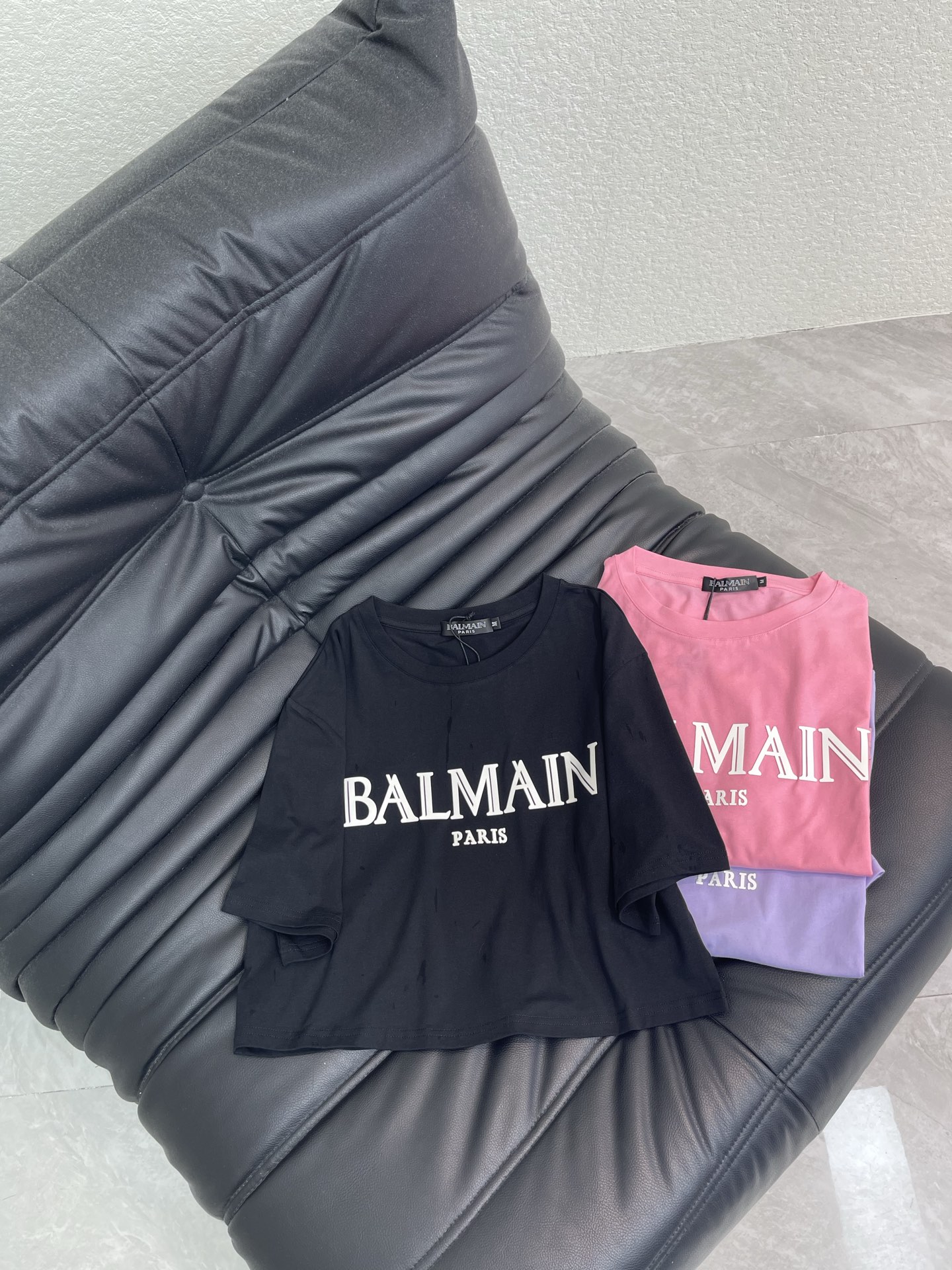 NO:792187,Balmai* Balma 26 new spring and summer short style short-sleeved T-shirt with contrasting laminated letters. Loose and short cut, free and unrestricted, comfortable cotton fabric, versatile, slimming, age-reducing, simple, free and full of vitality, low-key and classy, ​​the upper body is not so monotonous, and the attitude is relaxed and casual when walking. It really doesn't look too good!  SML A,,balmain,balmain,T-shirt,tees,t-shirt,19860909Balmai*巴尔曼26春夏新款短款撞色压胶字母短袖T恤.宽松短款裁剪,自由无拘束,舒适棉质面料,百搭显瘦、减龄十足,简约自由充满活力,低调有品、上身显的不那么单调,行走间松弛随性态度,真的不要太好看啊！SML A,,balmain,balmain,T-shirt,tees，t-shirt,,Women's clothing