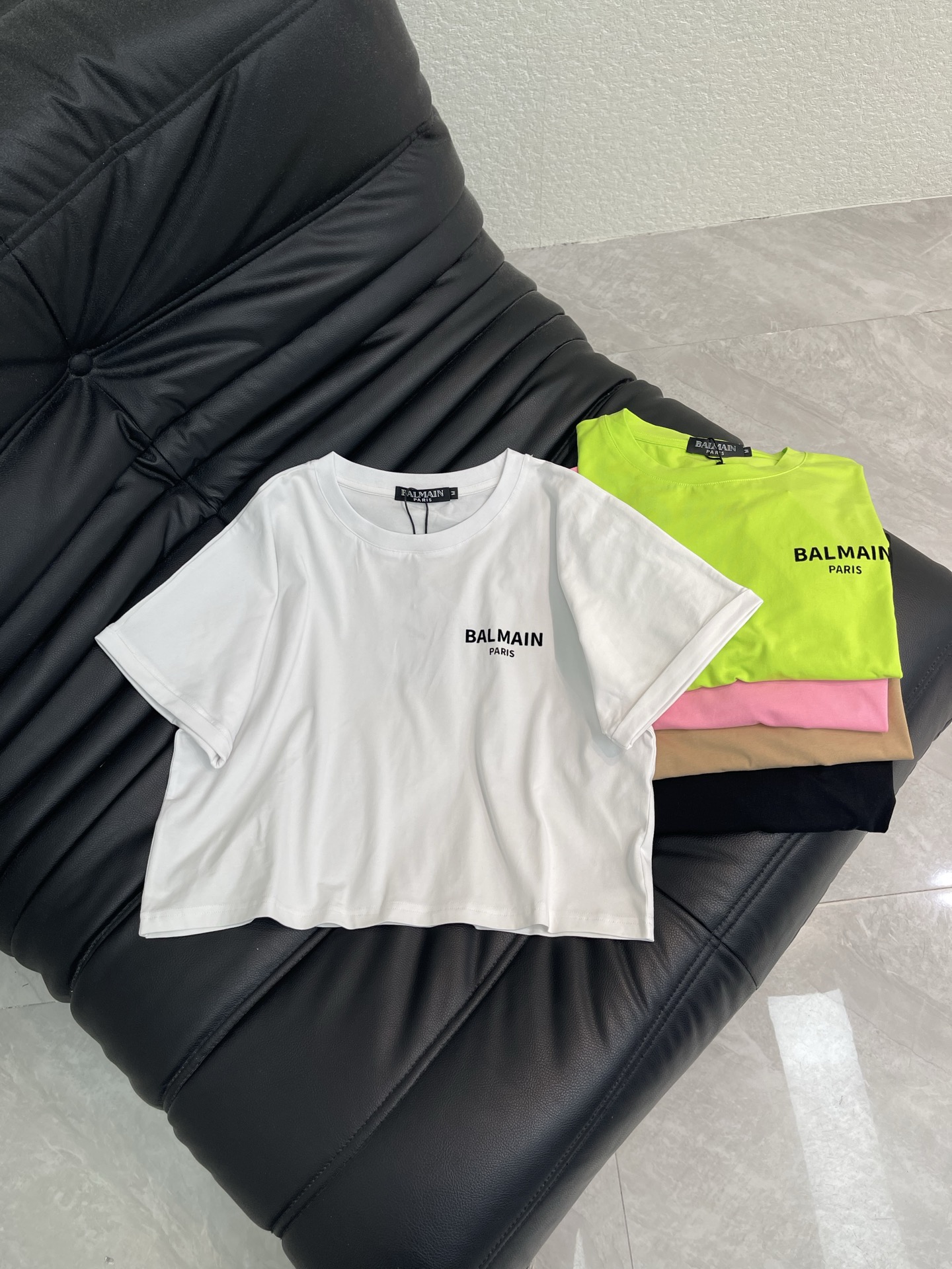 NO:792184,Balmai* Balmai's 26 new spring and summer short-sleeved T-shirt with contrasting color flocking letter print. Loose and short cut, free and unrestrained, comfortable cotton fabric, versatile, slimming, age-reducing, simple, free and full of vitality, low-key and classy, ​​the upper body is not so monotonous, and the attitude is relaxed and casual when walking. It really doesn't look too good!  SML A,,balmain,balmain,T-shirt,tees,t-shirt,19860909Balmai*巴尔曼26春夏新款短款撞色植绒字母印花短袖T恤.宽松短款裁剪,自由无拘束,舒适棉质面料,百搭显瘦、减龄十足,简约自由充满活力,低调有品、上身显的不那么单调,行走间松弛随性态度,真的不要太好看啊！SML A,,balmain,balmain,T-shirt,tees，t-shirt,,Women's clothing