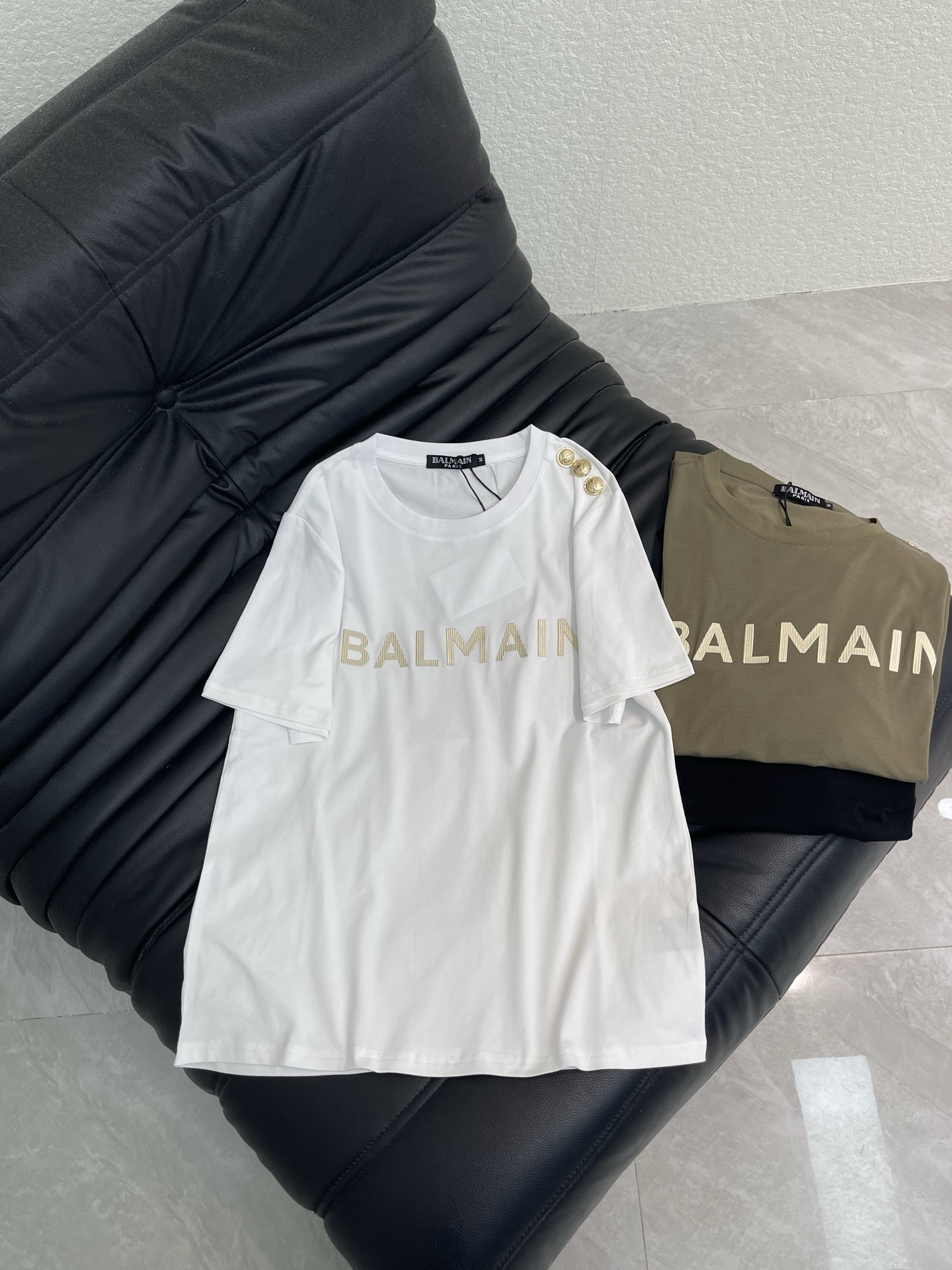 NO:792175,Balmai*Balman 26 new spring and summer short-sleeved T-shirt with embossed letters. Customized cotton material. Comfortable and breathable. The embossing process is used to make the letters three-dimensional and retro. High-end fashion shows temperament and charming charm. The shoulders are decorated with Balmain classic gold buckles, which perfectly interprets the brand style. Normal cut. The upper body is elegant and generous. Versatile and fashionable. Black and white are super classic. You can’t go wrong with shorts and trousers. Also for autumn and winter inner wear. If you like simple and versatile designs, this one is yours.  XS-XXL,,balmain,balmain,shorts,T-shirt,tees,t-shirt,19860909Balmai*巴尔曼26春夏新款撞色压印字母短袖T恤 定制棉质材质 贴肤舒适透气 沿用压印工艺 让字母立体复古 高级时尚显气质 呈现迷人魅力 肩部饰以巴尔曼经典金扣 完美诠释品牌风格 正常版型剪裁 上身优雅大方 百搭时髦 黑白两色超级经典 搭配短裤长裤都不会出错 秋冬内搭也 喜欢简约百搭有设计感入这款 XS-XXL,,balmain,balmain,shorts,T-shirt,tees，t-shirt,,Women's clothing