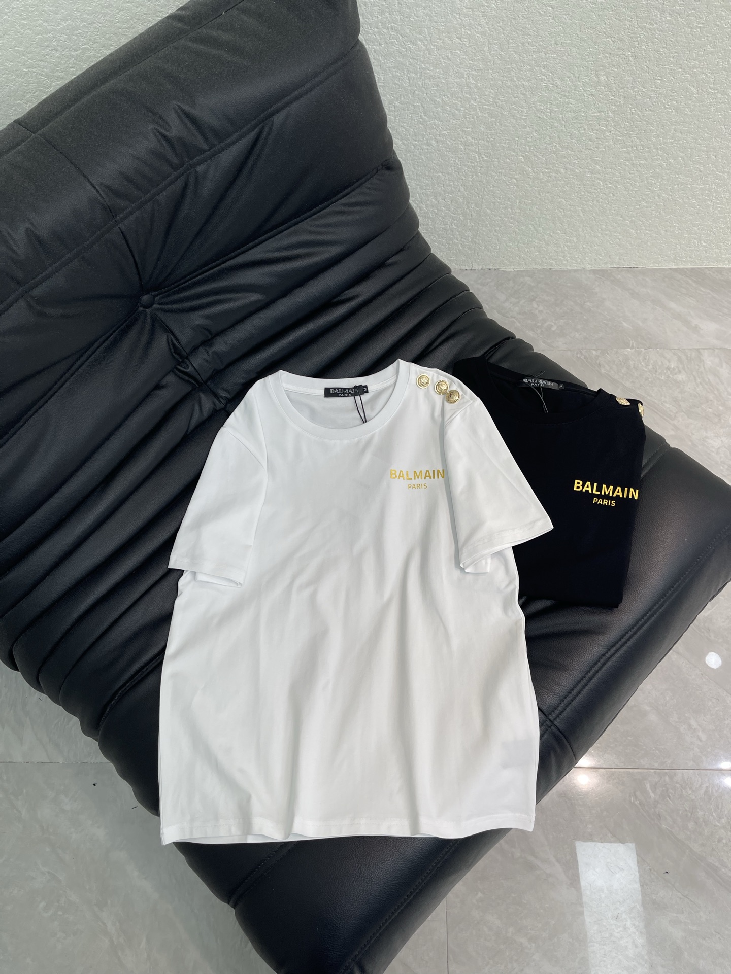 NO:792178,Balmai*Balman 26 new spring and summer short-sleeved T-shirt with hot stamping letters. Customized cotton material, comfortable and breathable next to the skin. It uses hot stamping technology to present charming charm. The shoulders are decorated with Balmain classic gold buckles, which perfectly interprets the brand style. Normal cut and elegant upper body. Versatile and fashionable. Black and white are super classic. You can’t go wrong with shorts and trousers. Also for autumn and winter inner wear. If you like simple and versatile designs, go for this XS-XXL  A,,balmain,balmain,shorts,T-shirt,tees,t-shirt,19860909Balmai*巴尔曼26春夏新款烫金字母短袖T恤.定制棉质材质 贴肤舒适透气 沿用烫金工艺 呈现迷人魅力 肩部饰以巴尔曼经典金扣 完美诠释品牌风格 正常版型剪裁 上身优雅大方 百搭时髦 黑白两色超级经典 搭配短裤长裤都不会出错 秋冬内搭也 喜欢简约百搭有设计感入这款 XS-XXL A,,balmain,balmain,shorts,T-shirt,tees，t-shirt,,Women's clothing