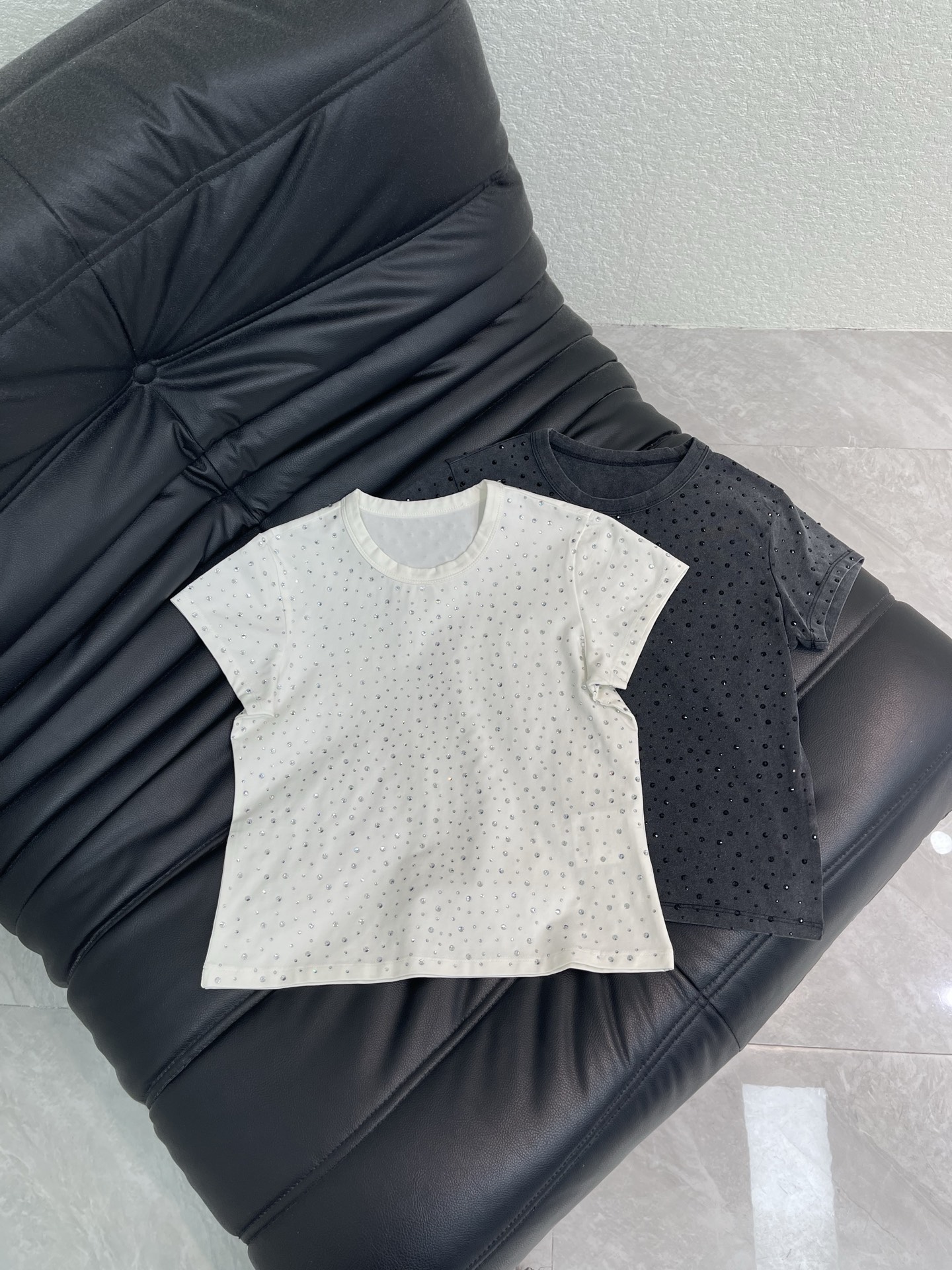 NO:793251,Alexander Wan*'s new 26 spring and summer white short-sleeved T-shirt. It is designed with baby's breath and hot diamonds. The pure cotton material is soft and comfortable, and it is super refreshing to wear in summer!  The round neck + straight shoulder cut modifies the shoulder lines, showing temperament and being versatile. The hot diamonds blingbling under the light, it can be easily worn for daily leisure or gatherings. It goes well with jeans and skirts. It is simple and bright, and can easily create a fashionable feeling!  SML,,alexander wang,skirts,jeans,T-shirt,tees,t-shirt,19860909Alexander Wan*大王26春夏新品白色短袖T恤.采用满天星烫钻设计,纯棉材质柔软舒适,夏天穿超清爽！圆领+正肩剪裁,修饰肩部线条,显气质又百搭.烫钻在光线下blingbling,日常休闲或聚会都能轻松驾驭,搭配牛仔裤、半裙都很出彩,简约又有亮点,轻松打造时髦感！SML,,alexander wang,skirts,jeans,T-shirt,tees，t-shirt,,Women's clothing