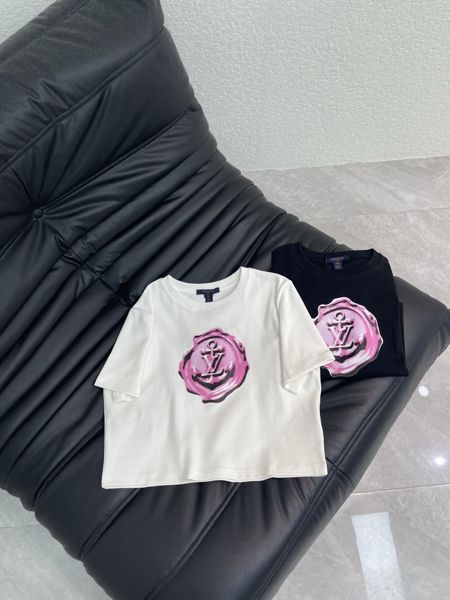 NO:791742,Louis Vuitto*26 new spring and summer pink stamp short-sleeved T-shirt!  Customized cotton material, breathable and comfortable, full of texture, pink seal + anchor pattern, fun and personalized, easy to control in daily casual and street style. Short cut, matched with high-waisted pants or skirts to show your body proportions. The round neck design is simple and versatile. It is stylish when worn alone. Black and white SML A, Louis Vuitton, skirts, T-shirt, tees, t-shirt,19860909Louis Vuitto*26春夏新款粉色印章短袖T恤！定制全棉材质 透气舒适 质感十足 粉色印章+锚图案 趣味又有个性 日常休闲 街头风都能轻松驾驭 短款剪裁 搭配高腰裤或裙子超显身材比例 圆领设计简约百搭 单穿内搭都出彩时髦.黑白SML A,,louis vuitton,skirts,T-shirt,tees，t-shirt,,Women's clothing