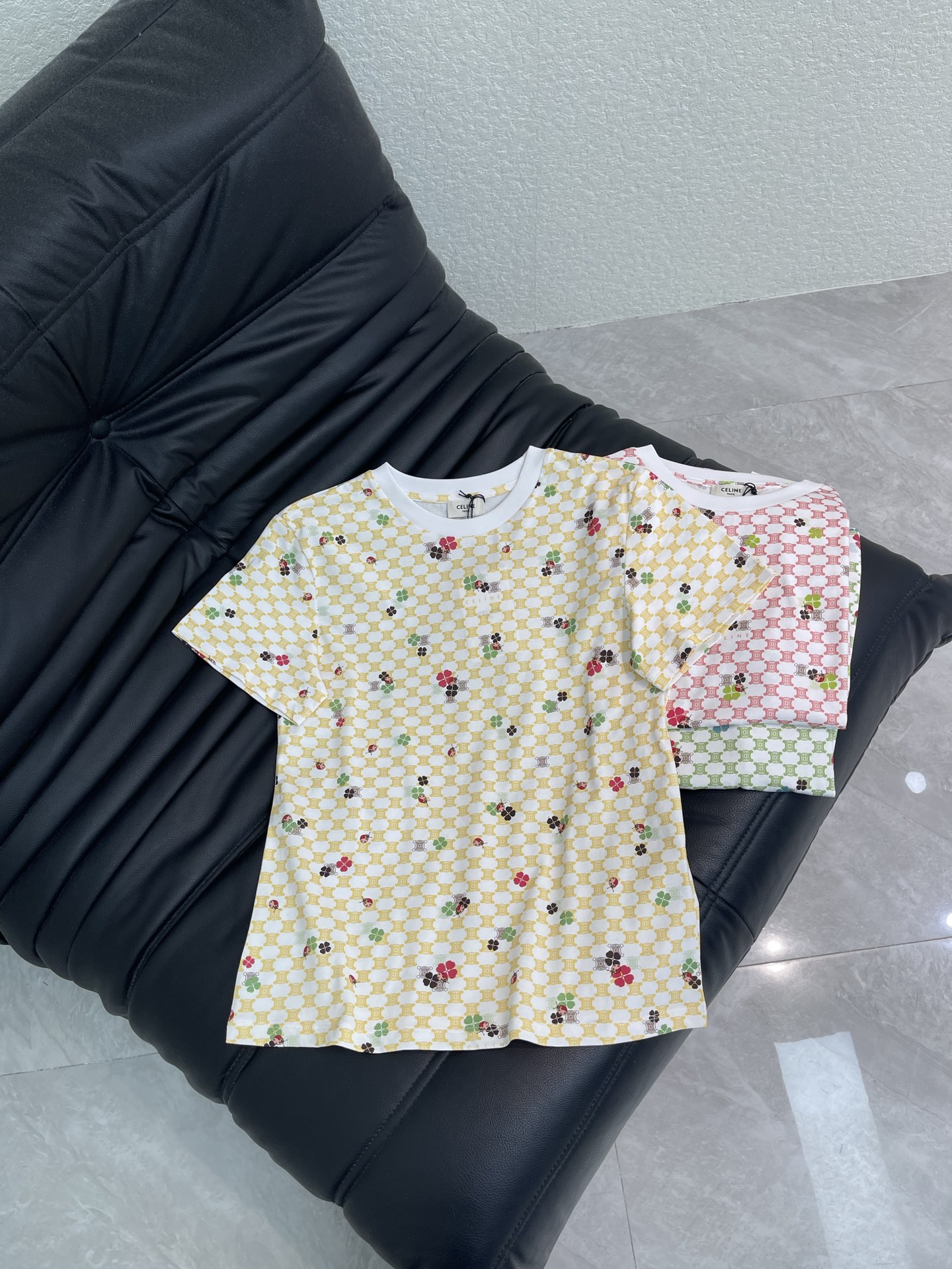 NO:791724,Celin*26 new spring and summer new full-body small letter printed short-sleeved T-shirt. Pure cotton fabric. High-density fashionable sports style. Every daily wear. Playful and age-reducing design elements full of vitality. High quality. Size SML AA,,celine,T-shirt,tees,t-shirt,19860909Celin*26春夏新款全身小字母印花短袖T恤 纯棉面料 高密度时髦运动风 每个日常的穿搭 俏皮减龄充满元气的设计元素 高品质 尺码SML AA,,celine,T-shirt,tees，t-shirt,,Women's clothing