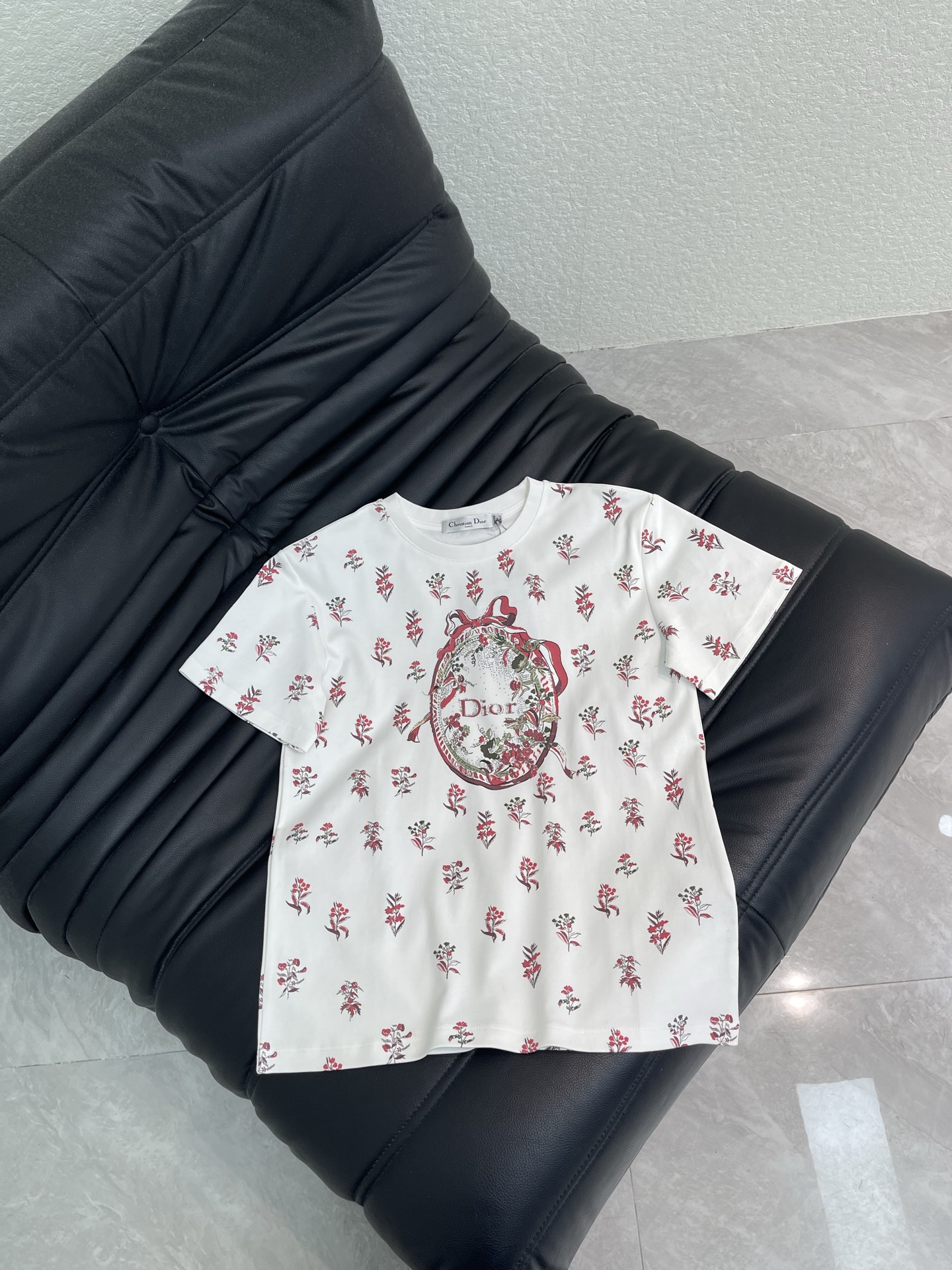 NO:791733,Dio*26 spring and summer new style bamboo uterus full-body printed short-sleeved T-shirt!  Customized cotton material with fine texture, comfortable and breathable. The small red flower brand logo is printed all over the body. It is elegant and recognizable and super comfortable for daily wear. The classic round neck accommodates a variety of body shapes and can be easily matched with jeans or casual pants. It is fashionable and practical. SML A,, dior, jeans, T-shirt, tees, t-shirt,19860909Dio*26春夏新款 竹子宫全身印花短袖T恤！定制全棉材质 质感细腻 舒适透气 全身满印小红花品牌标志 优雅又有辨识度日常穿着超舒适 经典圆领包容多种身材,轻松搭配牛仔裤或休闲裤,时尚又实用.SML A,,dior,jeans,T-shirt,tees，t-shirt,,Women's clothing