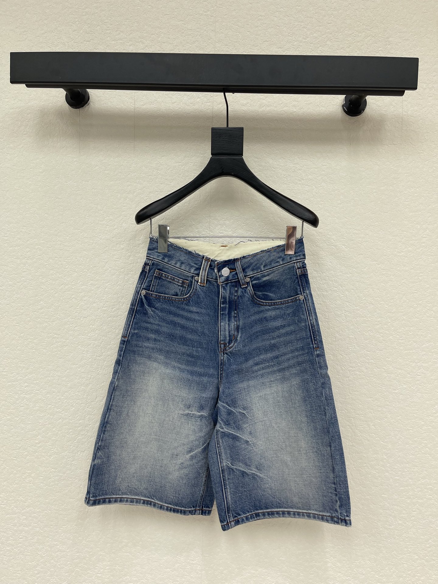 NO:802191,Exclusive first release, LP old money style denim shorts. Very easy to wear. Good to match with all kinds of things in summer. Super tolerant. Can be controlled by fat or thin people and will not deform after being worn for a long time. Versatile item. Size 25.26.27.28.29,,loro piana,shorts,19860909独家首发,LP老钱风牛仔短裤 特别好穿 夏天各种好搭配 包容性超级强 胖瘦都能驾驭而且久穿不变形 百搭单品 尺码25.26.27.28.29,,loro piana,shorts,,Women's clothing