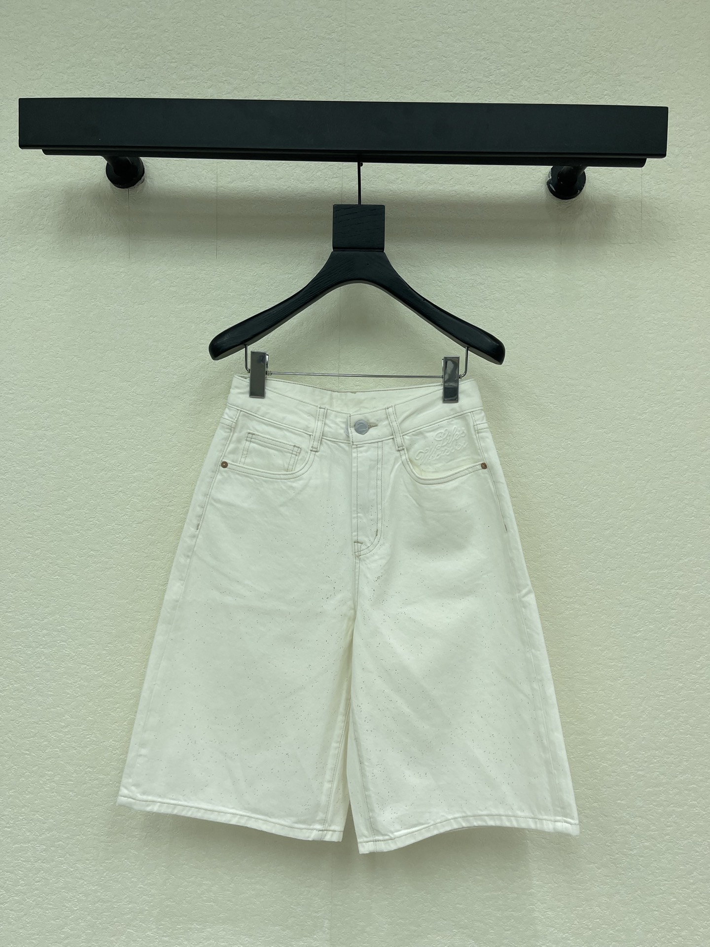 NO:802188,Exclusive first release of LP classic casual series white denim shorts. The whole body is off-white. It adopts dark pattern embossing technology and is presented in the form of concave and convex texture of the same color. The version is loose and straight workwear version. Size 25.26.27.28.29,,loro piana,shorts,19860909独家首发 LP 经典休闲系列白色牛仔短裤中裤 通体为米白色,采用暗纹压印工艺,以同色系凹凸纹理形式呈现,版型宽松直筒工装版型 尺码25.26.27.28.29,,loro piana,shorts,,Women's clothing