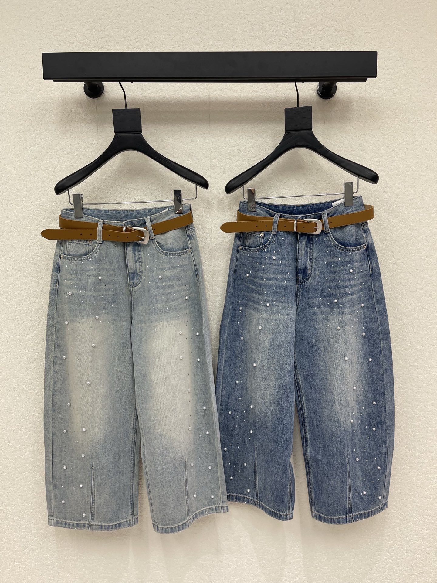 NO:791747,CHANE heavy-duty hand-beaded scimitar jeans, distressed washed denim blue with retro texture and scattered pearl beads to break up the toughness of the denim. The high-street wide-leg version is more tolerant of the leg shape and can be easily worn in a 37-point ratio. The fabric is soft but stiff yet has a full sense of drape when walking. SMLXL A,,chanel,jeans,19860909CHANE 重工手工钉珠弯刀牛仔裤,做旧水洗的牛仔蓝自带复古质感散落的珍珠钉珠打破牛仔的硬朗,高街阔腿版型对腿型包容度拉满,还能轻松穿出三七分比例,面料柔软却不失挺括行走间垂坠感十足.SMLXL A,,chanel,jeans,,Women's clothing
