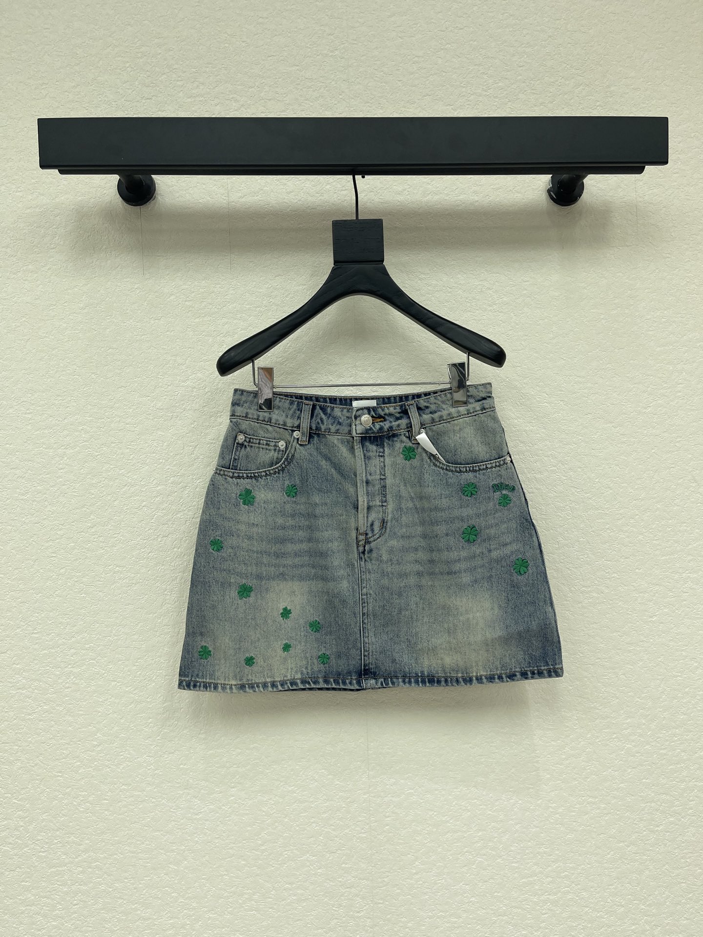 NO:791708,Dio*26 new spring limited edition denim skirt with four-leaf clover embroidery. The light blue stone wash tone matches the freshness of spring, and the green embroidery is full of vitality. The high-waist gold tailoring fills the leg lengthwise and is also suitable for pear-shaped figures. High-end soft denim  Fabric, not thick or stuffy, adapts to the temperature difference in spring, three-dimensional embroidery + branded hardware, details show high-end texture, just needed for commuting and outing in spring, one piece unlocks light luxury and relaxed style. SML,, dior, skirts, gold,19860909Dio*26新款春日限定四叶草刺绣牛仔短裙,浅蓝石洗调契合春日清新感,嫩绿刺绣缀入盎然生机.高腰黄金剪裁,纵向拉满腿部比例,梨形身材也适配.高支软挺牛仔布,不厚不闷适配春日温差,立体刺绣+品牌五金,细节彰显高端质感,春日通勤、踏青穿搭刚需,一条解锁轻奢松弛造型.SML,,dior,skirts,gold,,Women's clothing