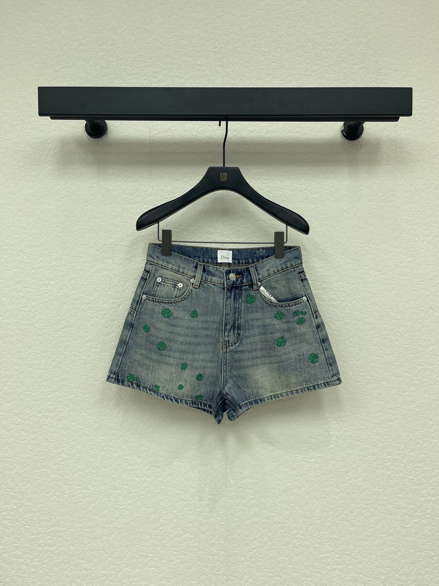 NO:791710,Dio*26 new spring limited edition four-leaf clover embroidered denim shorts. The light blue stone wash tone matches the freshness of spring, and the green embroidery is embellished with vitality. The high-waist gold tailoring fills the leg lengthwise and is also suitable for pear-shaped figures. High-end soft denim  Fabric, not thick or stuffy, adapts to the temperature difference in spring, three-dimensional embroidery + branded hardware, details highlight high-end texture, just needed for commuting and outings in spring, one piece unlocks light luxury and relaxed style. SML,, dior, shorts, gold,19860909Dio*26新款春日限定四叶草刺绣牛仔短裤,浅蓝石洗调契合春日清新感,嫩绿刺绣缀入盎然生机.高腰黄金剪裁,纵向拉满腿部比例,梨形身材也适配.高支软挺牛仔布,不厚不闷适配春日温差,立体刺绣+品牌五金,细节彰显高端质感,春日通勤、踏青穿搭刚需,一条解锁轻奢松弛造型.SML,,dior,shorts,gold,,Women's clothing