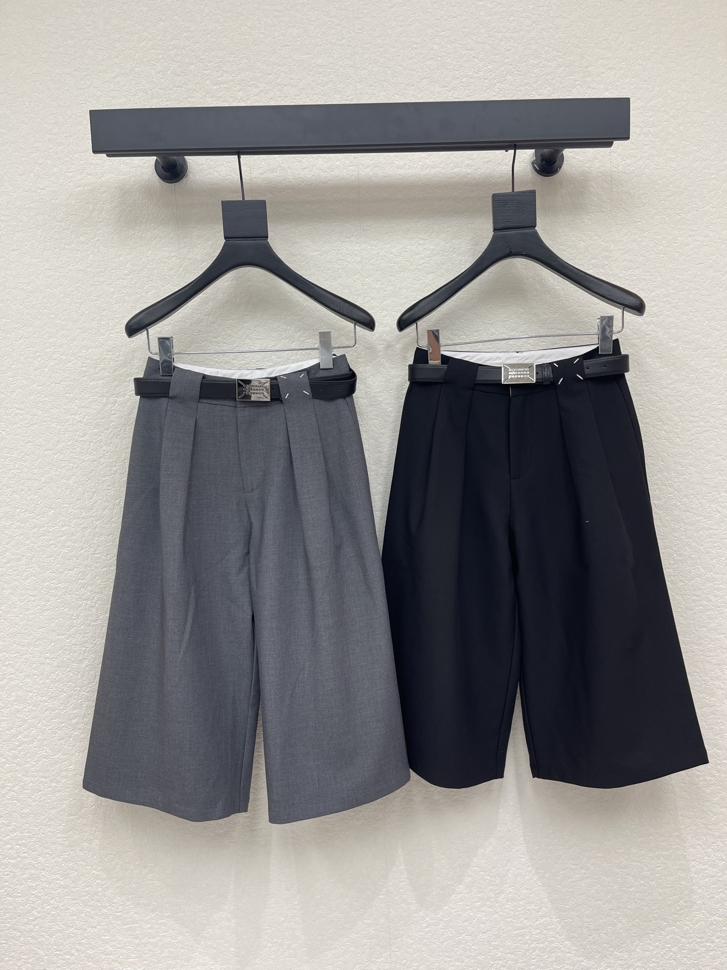 NO:791711,A must-have pair of Bermuda trousers in the wardrobe of fashionistas. MM6 classic four-point belt design cropped trousers. Simple yet fashionable. The high-waisted design not only slims the body, but also elongates the leg line, making the posture more elegant and straight. It can produce different sparks when matched with different tops. It is capable, calm and cool, interpreting different styles from multiple angles. The timeless classic is definitely not to be missed. The crisp and neat aura is at your fingertips. Very practical and comfortable.  SML,,masion margiela,19860909时髦精们衣橱必备的一条百慕大中裤 MM6经典四点腰带设计七分裤 简洁而又不失时尚感 高腰设计不仅显瘦,还能拉长腿部线条, 让身姿更加优雅挺拔 搭配不同上装 都能碰撞出不一样的火花 干练 沉稳 酷飒 多角度诠释不同风格 永恒经典是绝对不可错过的 干脆利落的气场信手拈来 实穿度极高 舒适度满分 SML,,masion margiela,,Women's clothing