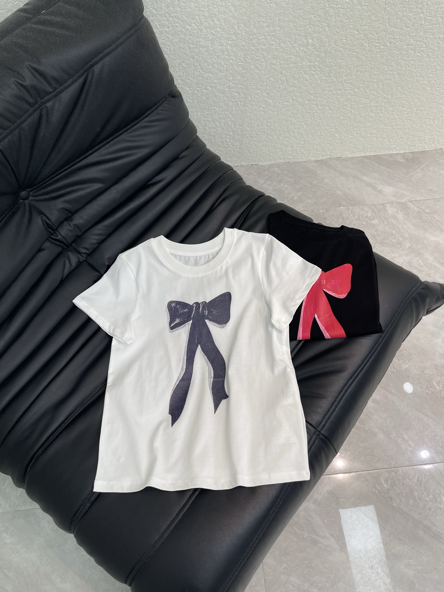 NO:791713,UOOYAA 'Fantasy City' 26 new oil painting bow short-sleeved T-shirt uses crack digital printing technology to present oil painting hand-painted bows, expressing a rebellious and casual state with a surreal technique. The imitation crack white ink printing creates a faint crack effect, which is more artistic. Made of high-count and high-density cotton jersey, soft and skin-friendly, moisture-absorbent and breathable. Street wear, SML,, T-shirt, tees, t-shirt,19860909UOOYAA「奇幻都市」26新款油画蝴蝶结短袖T恤,采用龟裂数码印花工艺呈现油画手绘感蝴蝶结,以超现实手法表达反叛与随性状态.仿龟裂白墨印花打造若隐若现的龟裂效果,更显艺术感.采用高支高密的全棉汗布,柔软亲肤,吸湿透气 街头穿搭,SML,,T-shirt,tees，t-shirt,,Women's clothing