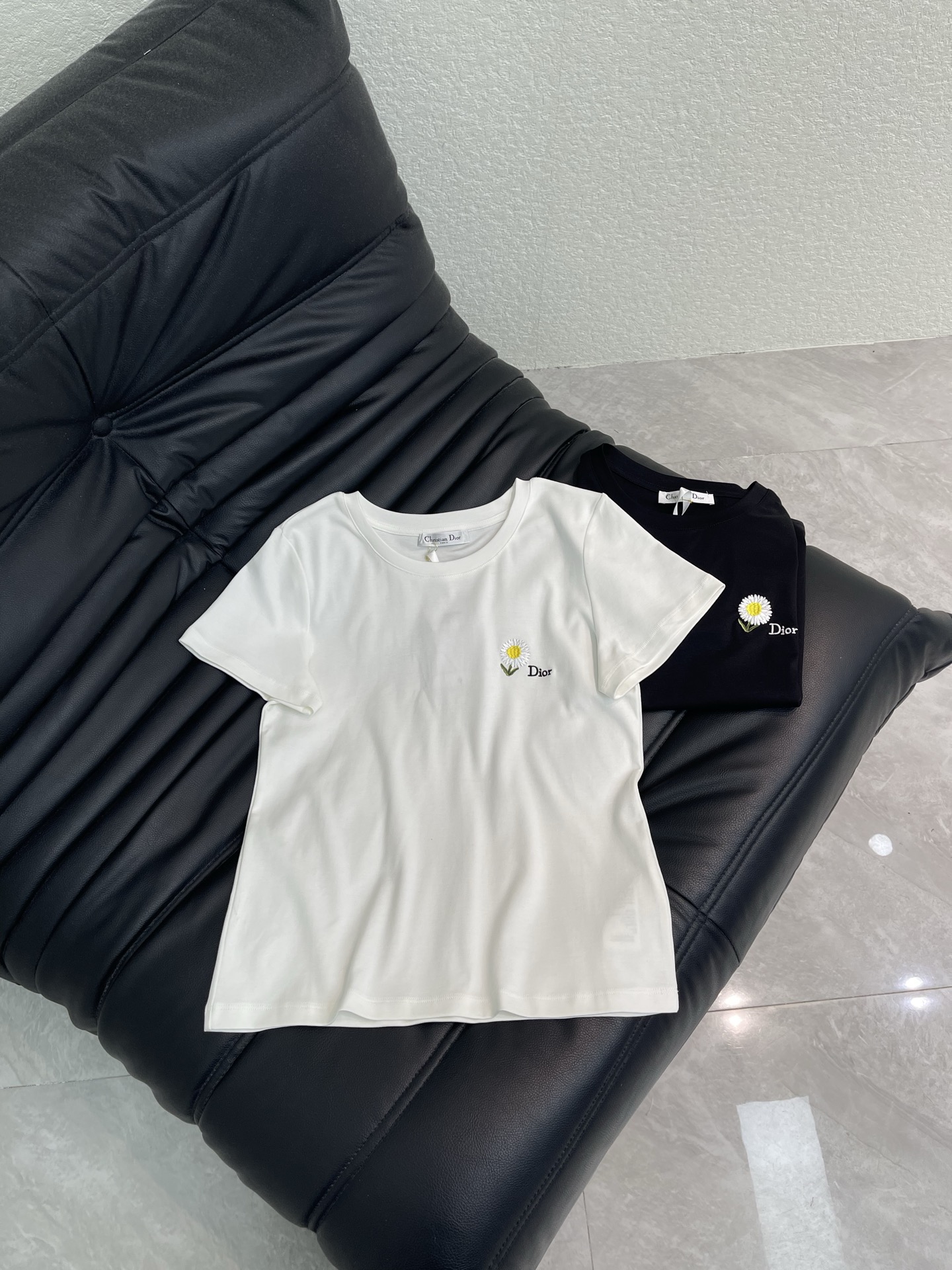NO:791727,Dio*26 new spring and summer sunflower letter embroidery short-sleeved T-shirt. Mercerized cotton fabric. High-density fashionable sports style. Every daily wear. Playful and age-reducing design elements full of vitality. High quality. Size SML A,, dior, T-shirt, tees, t-shirt,19860909Dio*26春夏新款太阳花字母刺绣短袖T恤 丝光棉面料 高密度时髦运动风 每个日常的穿搭 俏皮减龄充满元气的设计元素 高品质 尺码SML A,,dior,T-shirt,tees，t-shirt,,Women's clothing