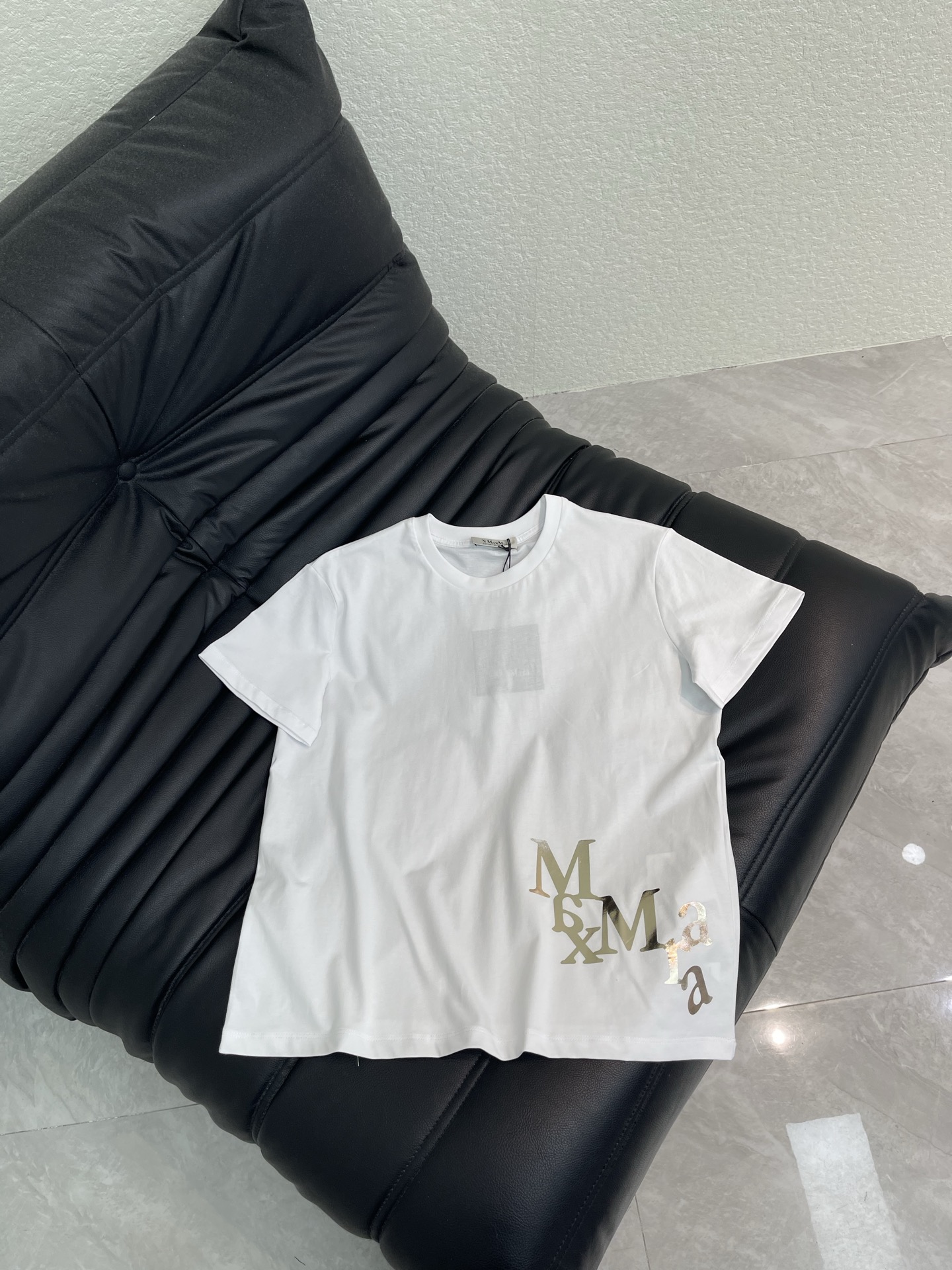 NO:793242,Max Mara*26 new spring and summer hot stamping letter printed round neck short-sleeved T-shirt. This white short-sleeved T-shirt has brand letters printed on the lower left corner, simple and recognizable. High-quality cotton material, soft and breathable, super comfortable for daily wear. Loose fit, tolerant of a variety of body types, it is OK to match casual pants or jeans, and you can easily get a sense of fashion! MaxMara's consistent high-end texture and design, wearing it will make you look low-key and elegant fashion~SML  AA,,jeans,T-shirt,tees,t-shirt,19860909Max mara*26春夏新款烫金字母印花圆领短袖T恤.这款白色短袖T恤,左下角有品牌字母印花,简约又有辨识度.高品质棉料,柔软透气,日常穿着超舒适.宽松版型,包容多种身材,随便搭配休闲裤或牛仔裤都很 OK,轻松get时尚感!MaxMara一贯的高端质感和设计,穿上就是低调优雅的时髦精~SML AA,,jeans,T-shirt,tees，t-shirt,,Women's clothing